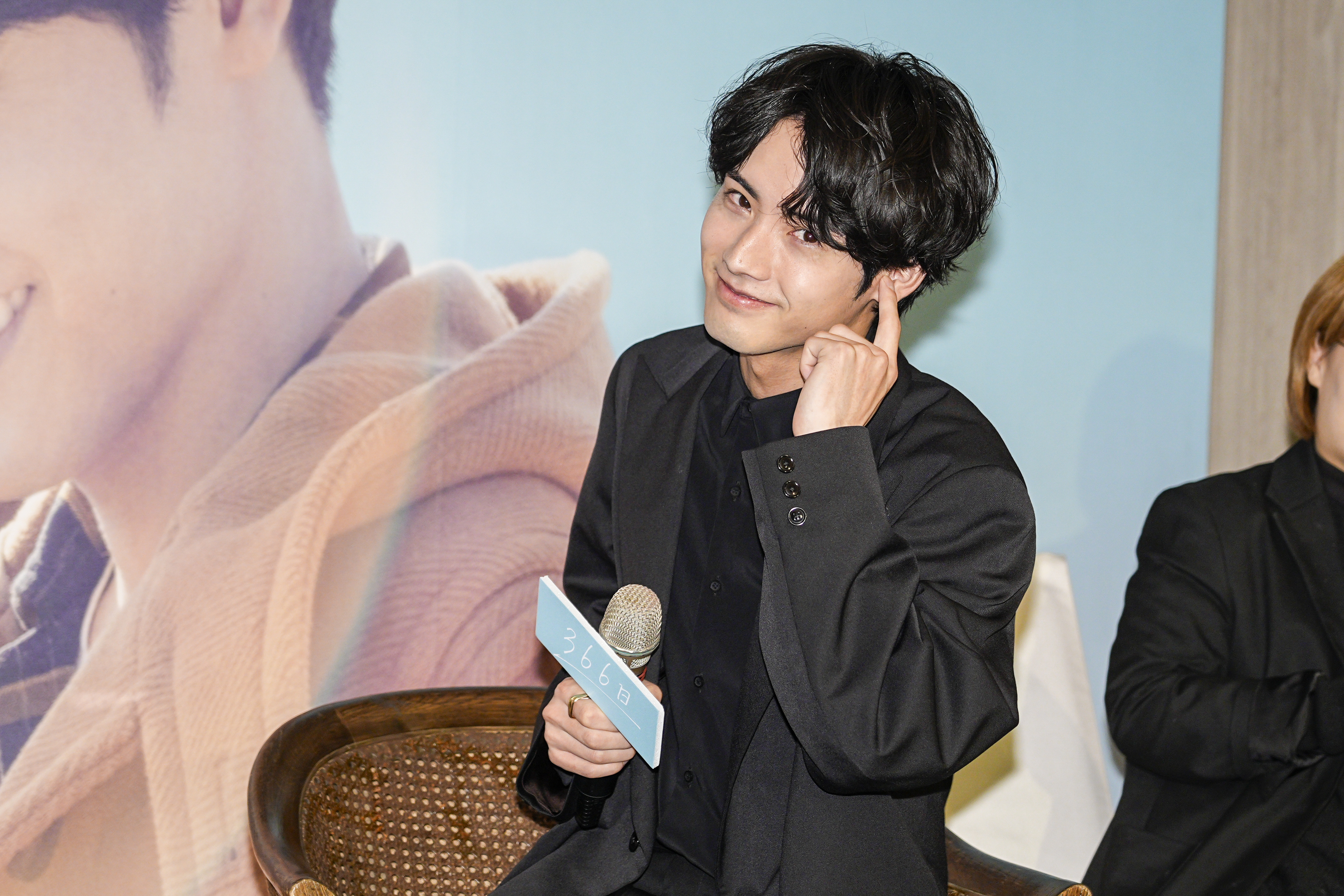 赤楚衛二重現電影《366日》敲耳機的動作。