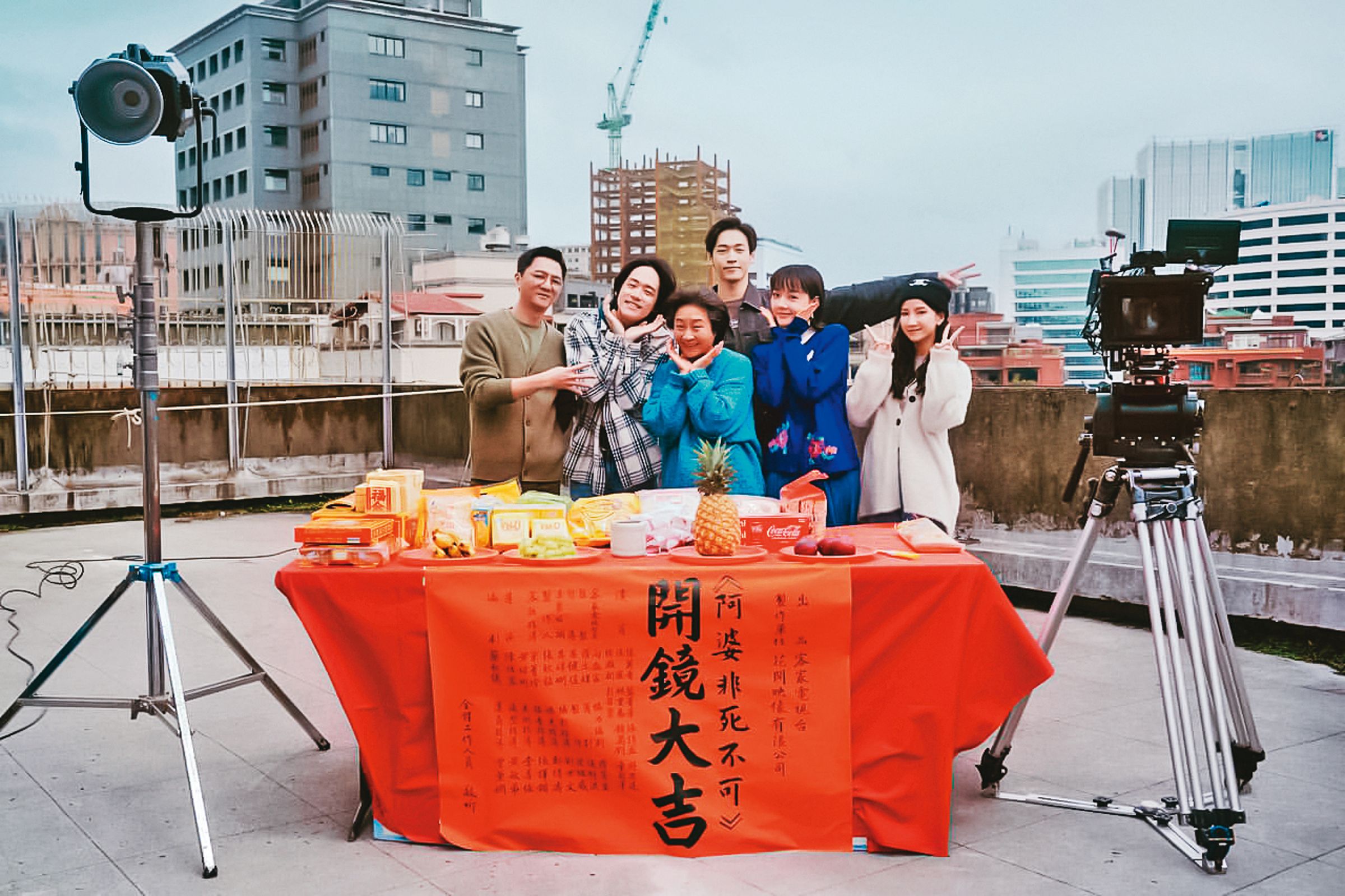 林思廷(右二)今年參演電視電影《阿婆非死不可》,主要演員楊麗音(左三)、藍葦華(左一)都是金鐘得主,對她助益甚大。(翻攝自林思廷IG)