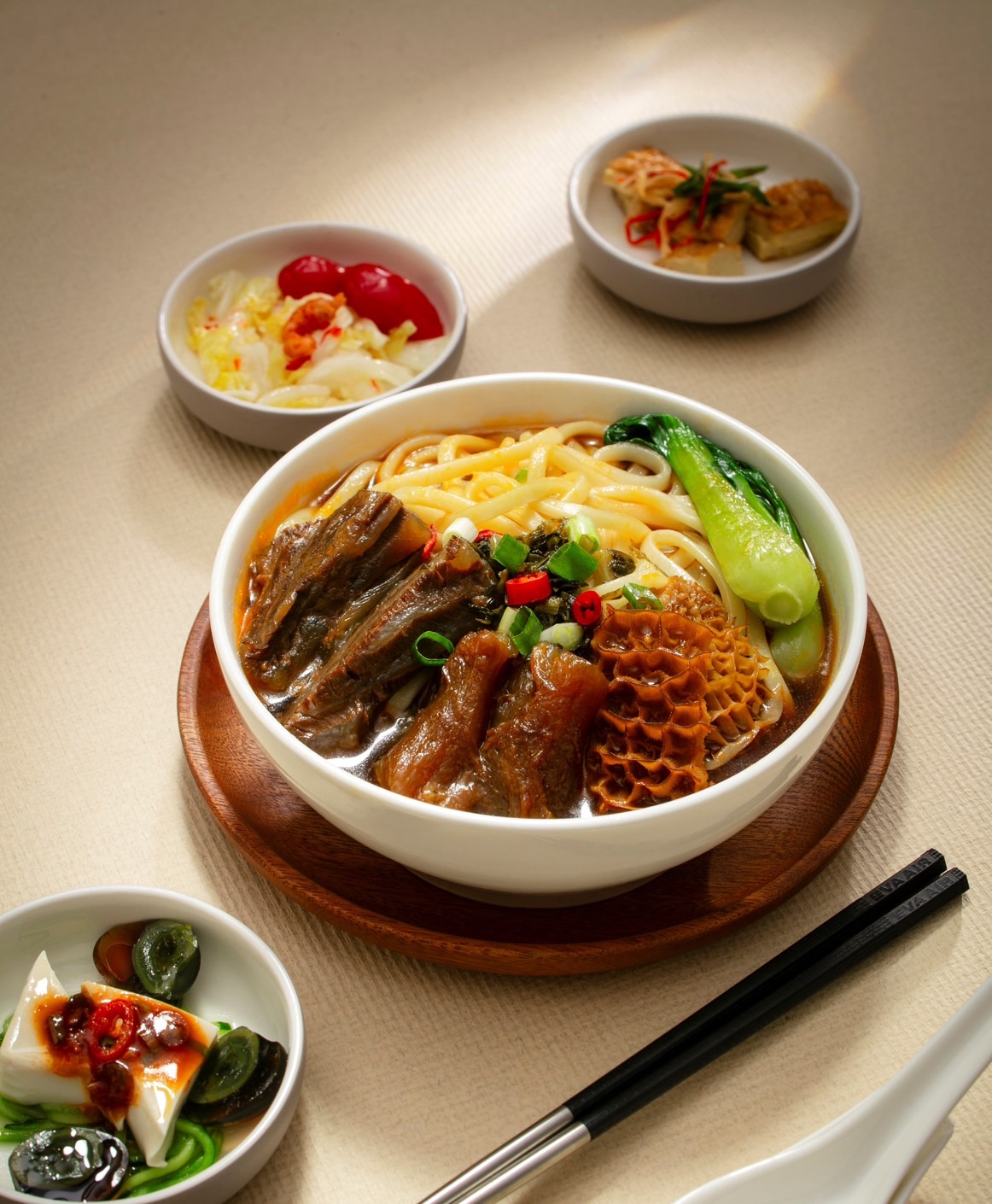 長榮航空將長榮空廚榮獲「2023臺北國際牛肉麵節」最牛嚴選Top10 牛肉麵的「星空傳說牛三寶麵」，帶給搭乘台北直飛歐洲航線的皇璽桂冠艙旅客。