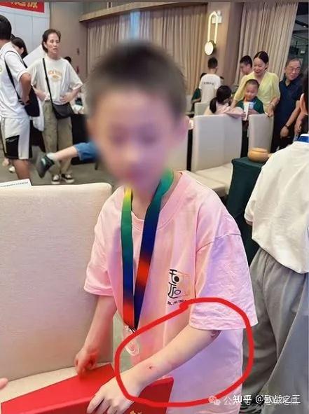 多名家長曾目睹朱父失控踢打兒子,朱宏鑫當場疼到爬不起來。(翻攝畫面)