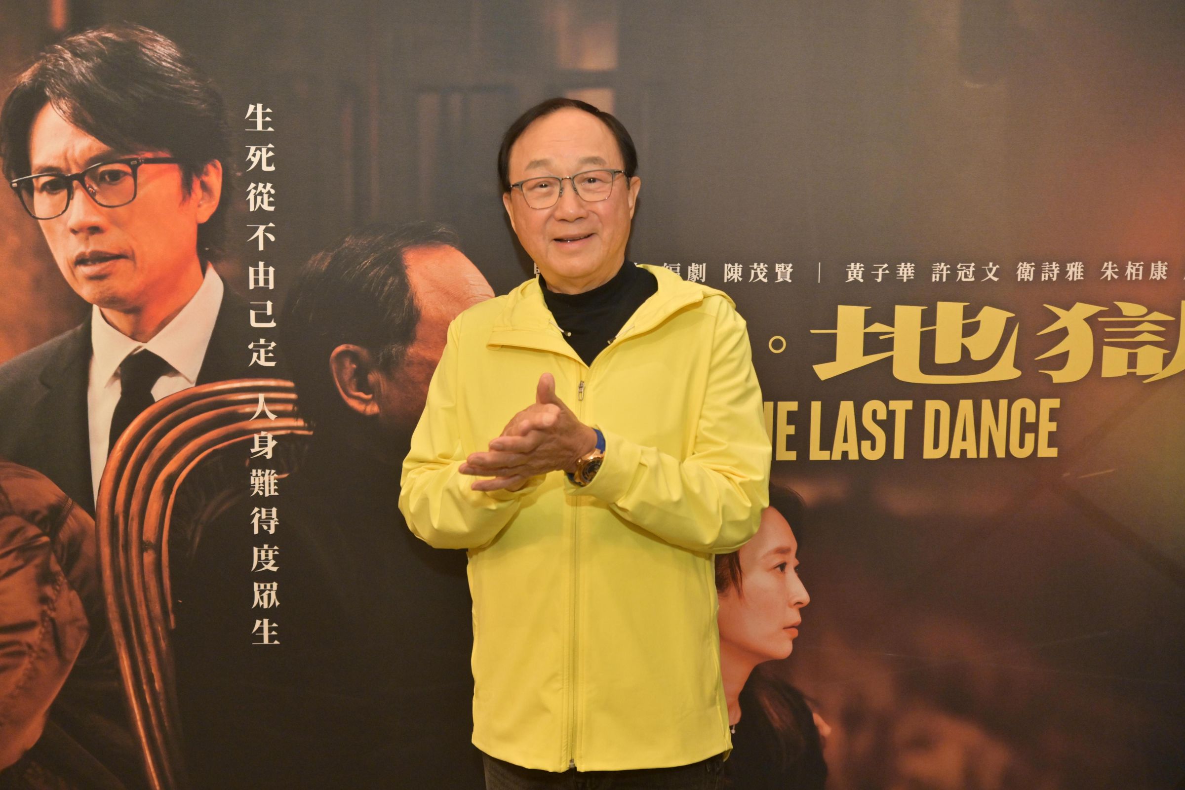 許冠文拍戲百無禁忌,即使拍戲休息時躺在棺材裡打瞌睡也沒在怕。(華映提供)