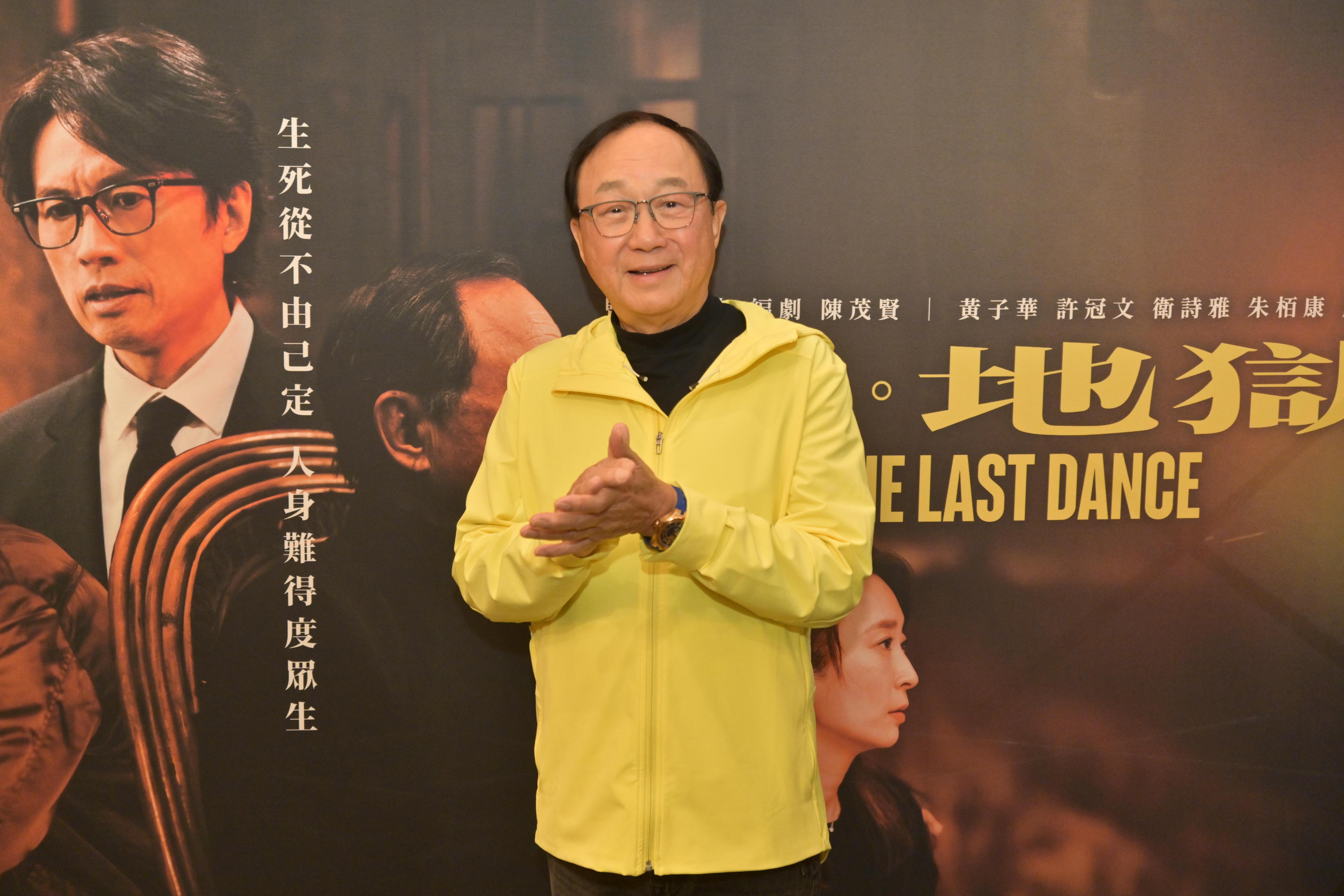 許冠文拍戲百無禁忌，即使拍戲休息時躺在棺材裡打瞌睡也沒在怕。（華映提供）