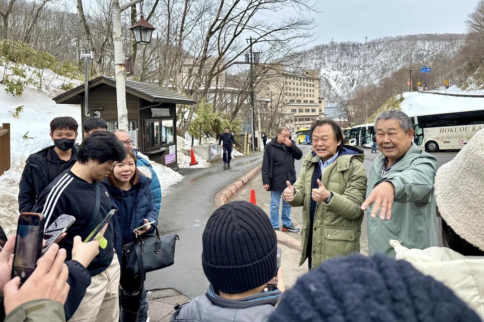 王世堅兌現選前承諾，帶團隊去北海道旅遊，自己卻成了拍照景點。（翻攝自王世堅臉書）
