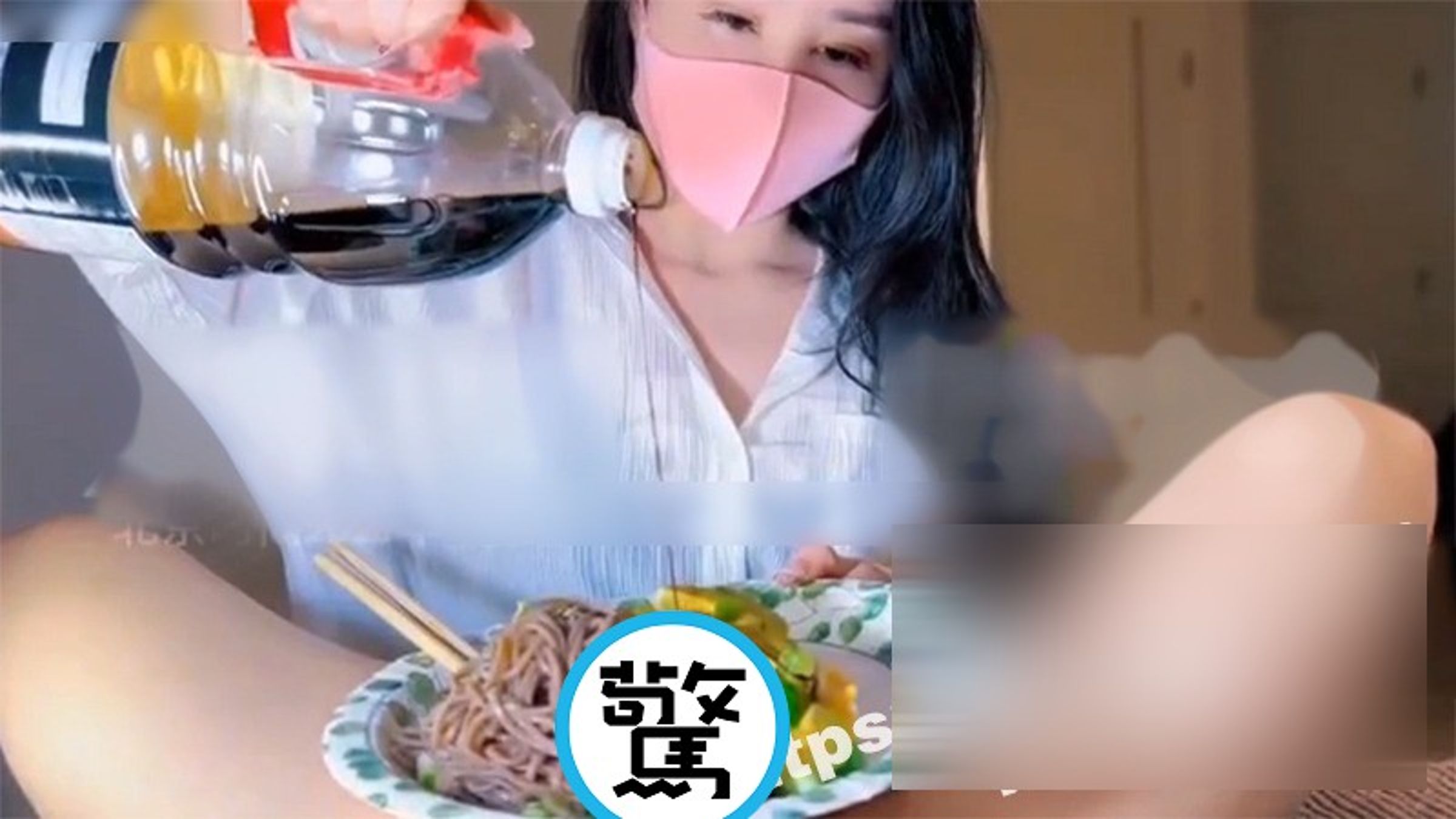 女主播吃「手扒雞麵」還加醬油調味,這吃播看到最後全網抓狂。(翻自《黑料網》)