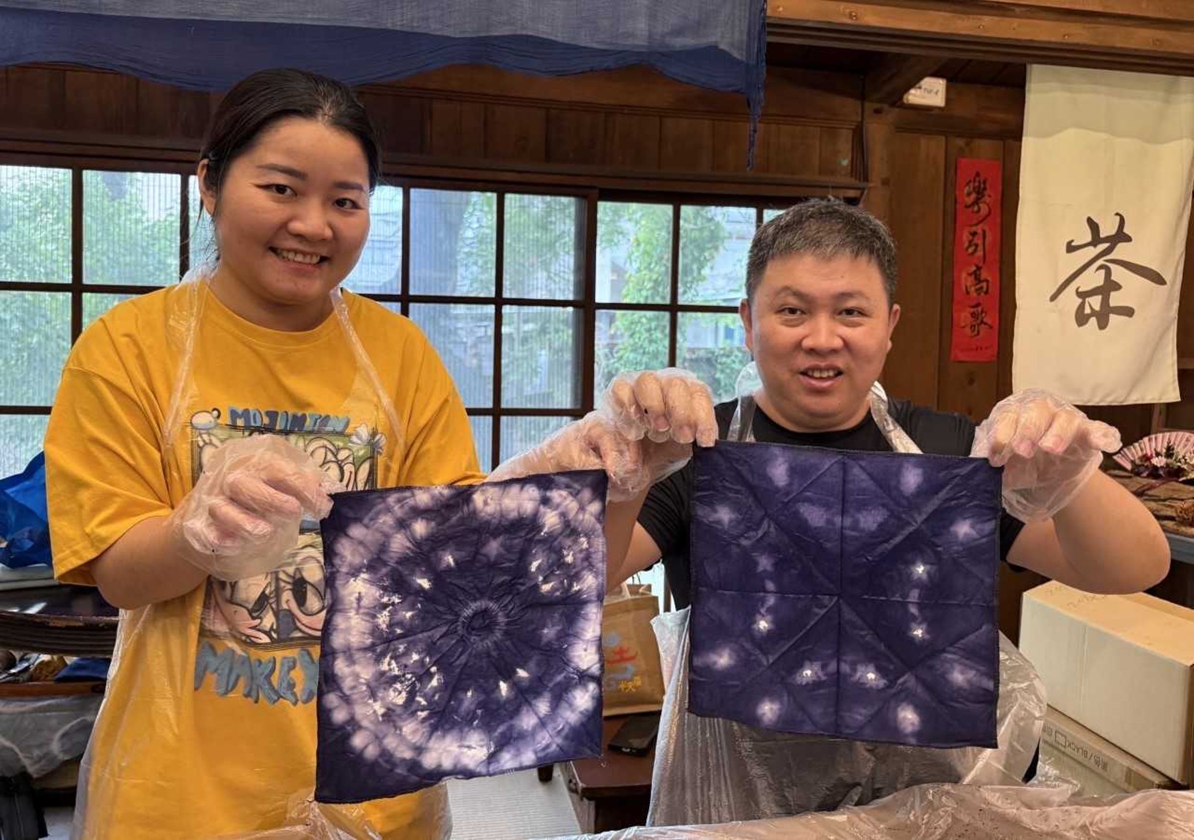 參與新住民開心地展示DIY苗族靛藍染的成品。(移民署嘉義市服務站提供)
