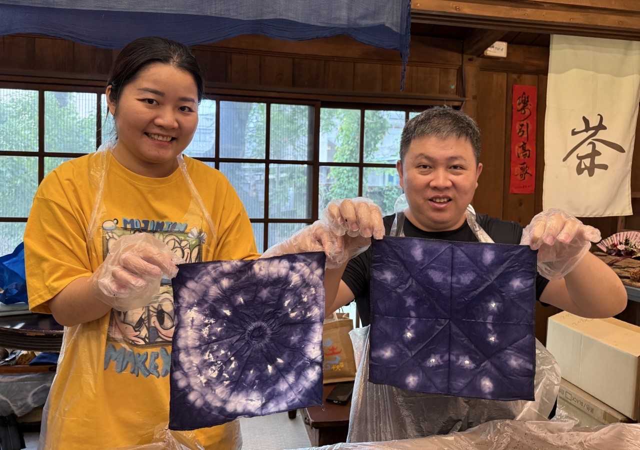 參與新住民開心地展示DIY苗族靛藍染的成品。（移民署嘉義市服務站提供）