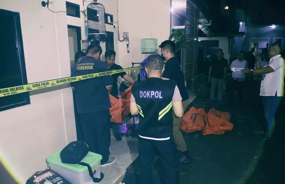 警方獲報到場，抬出一具具幼童遺體。（翻攝X@TMIHARINI）