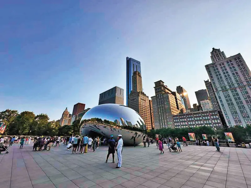 千禧公園入口處形狀貌似巨豆的「雲門」（Cloud Gate）玻璃不鏽鋼雕塑，是芝加哥知名地標。（翻攝Taiwan in Chucago臉書）