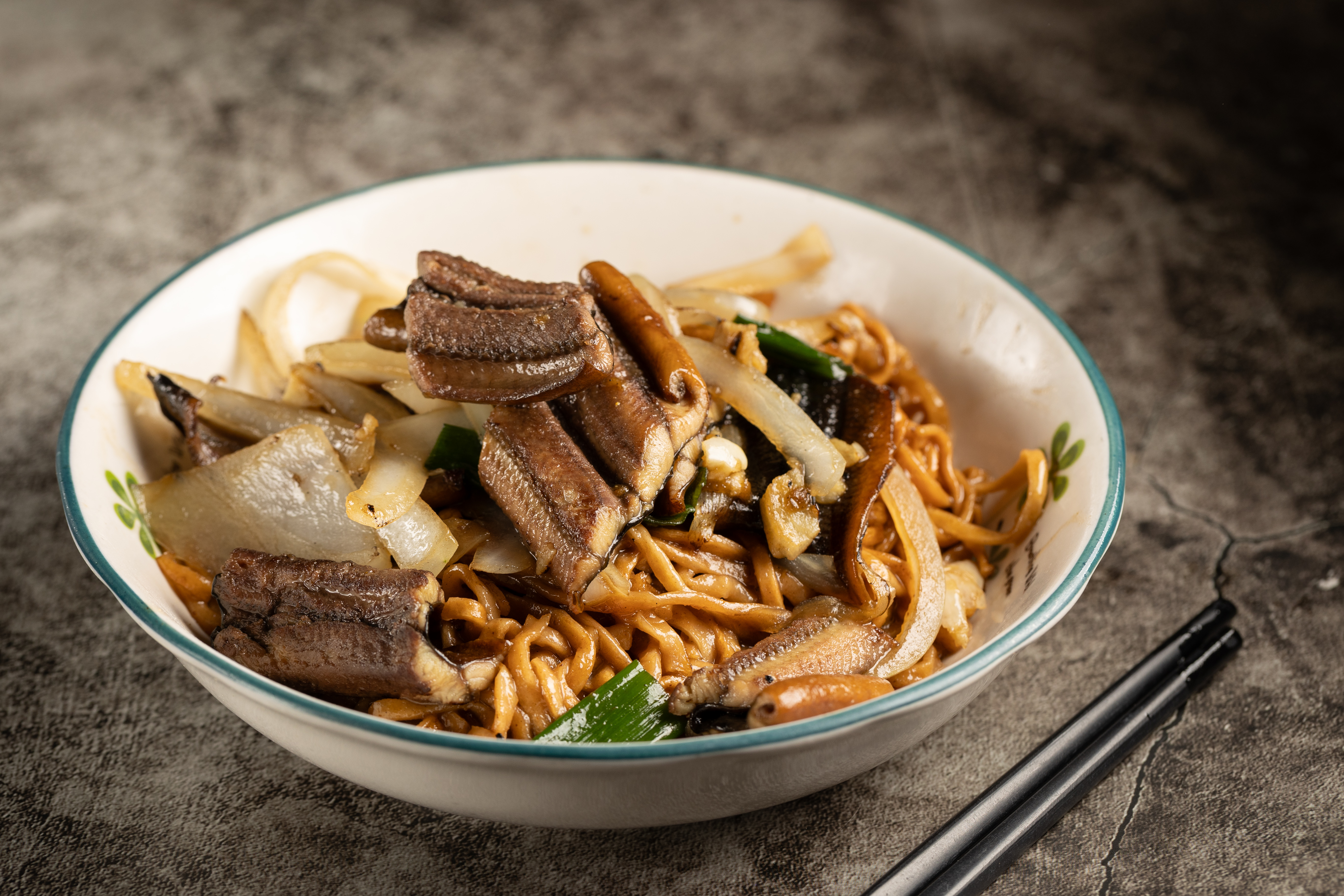 「鱔魚炒意麵」使用菲律賓進口的野生鱔魚，肉質較軟滑，炒意麵炒過後口感Q彈。（130元／份）