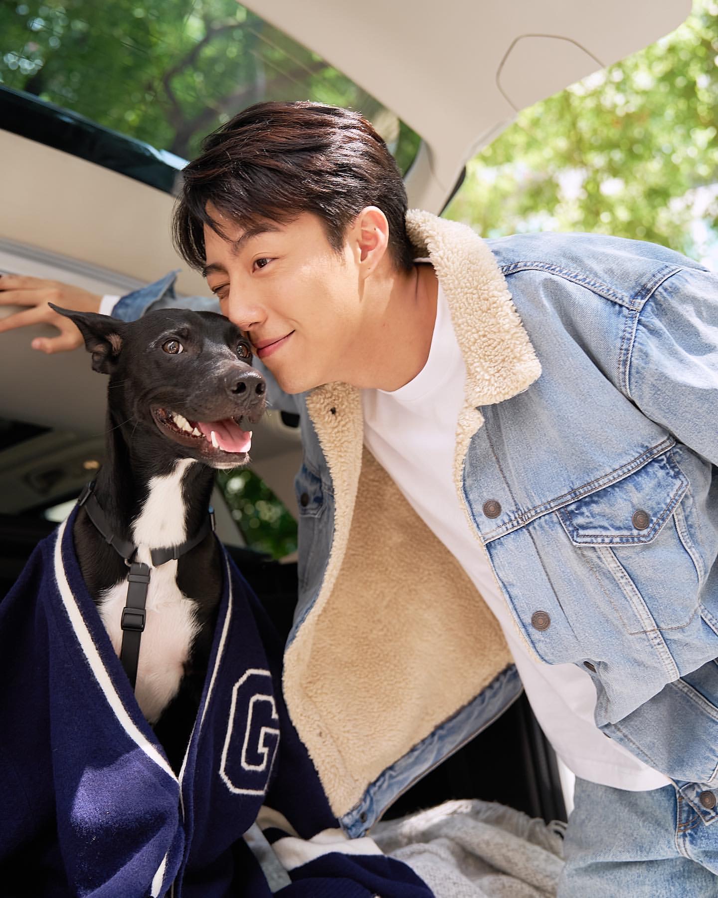 蔡凡熙在人生低潮時遇到可愛的愛犬Amo。（OWNDAYS提供）