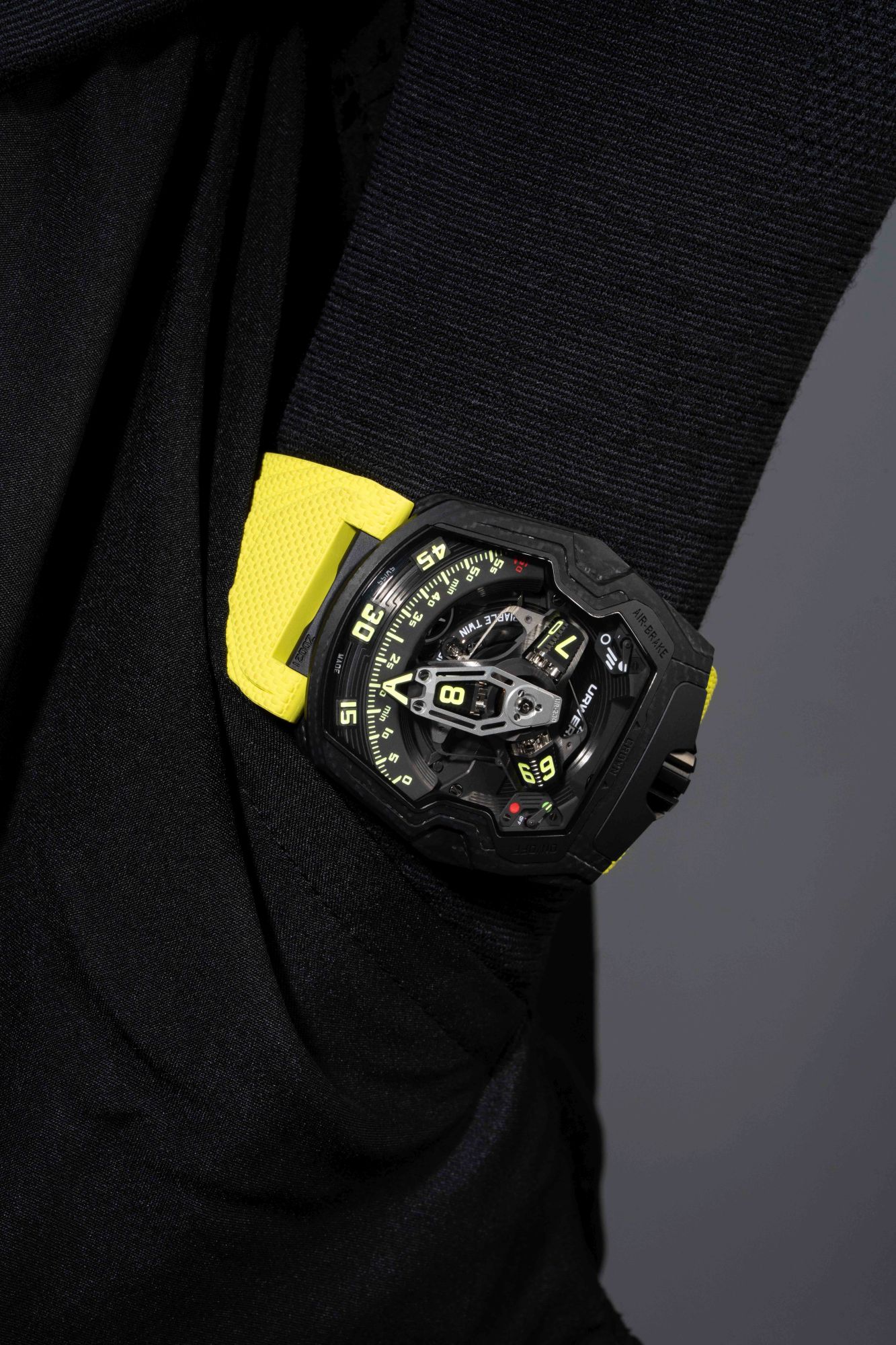 Black Star 在視覺上回歸了 Urwerk 最具辨識度的黑與黃色彩美學，這種配色不僅是品牌的視覺基因，更象徵著一種充滿力量感的技術氛圍。