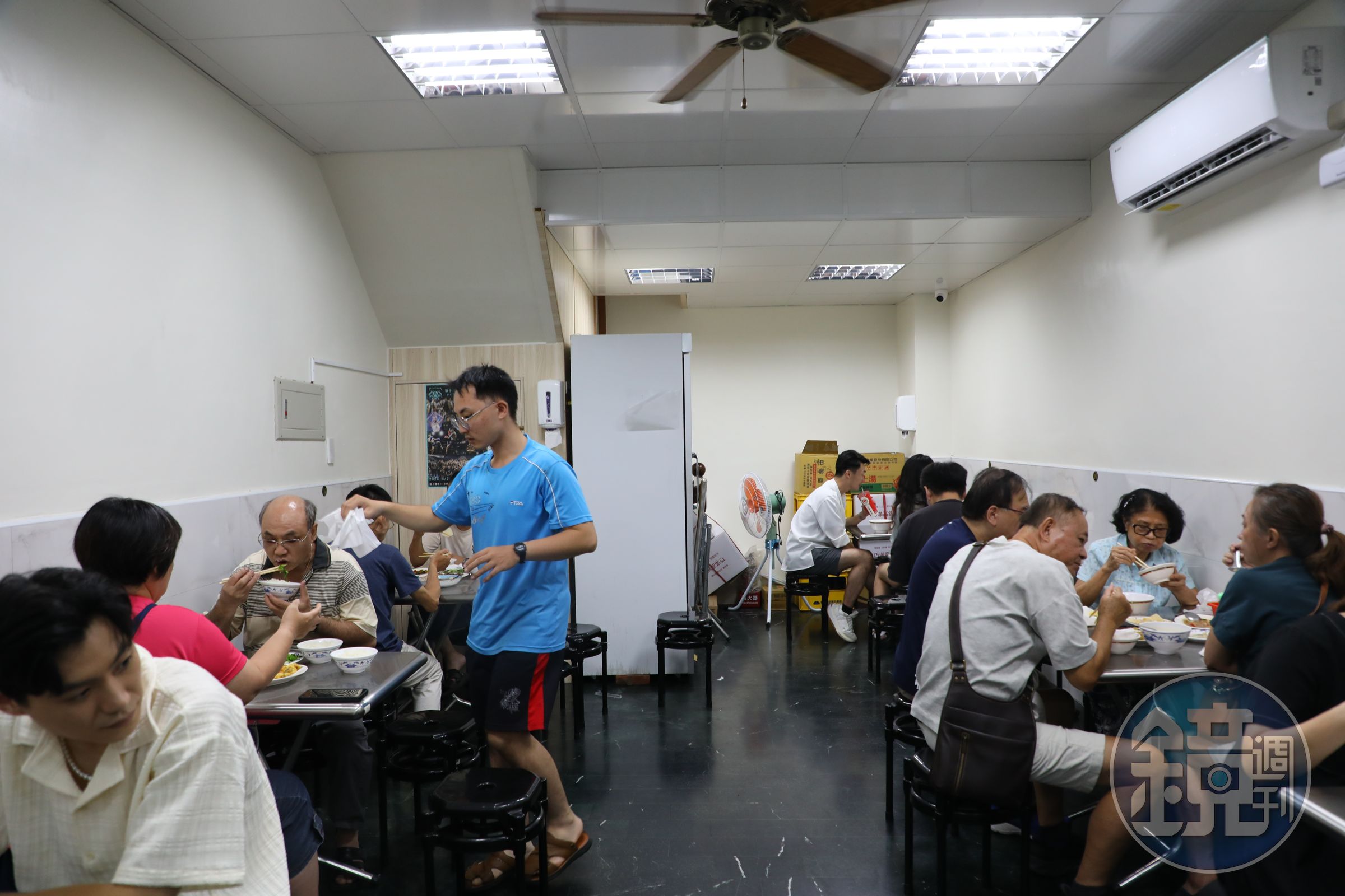 老二腿庫飯的人氣很旺,入座前記得先領號碼牌,點完餐再找座位。
