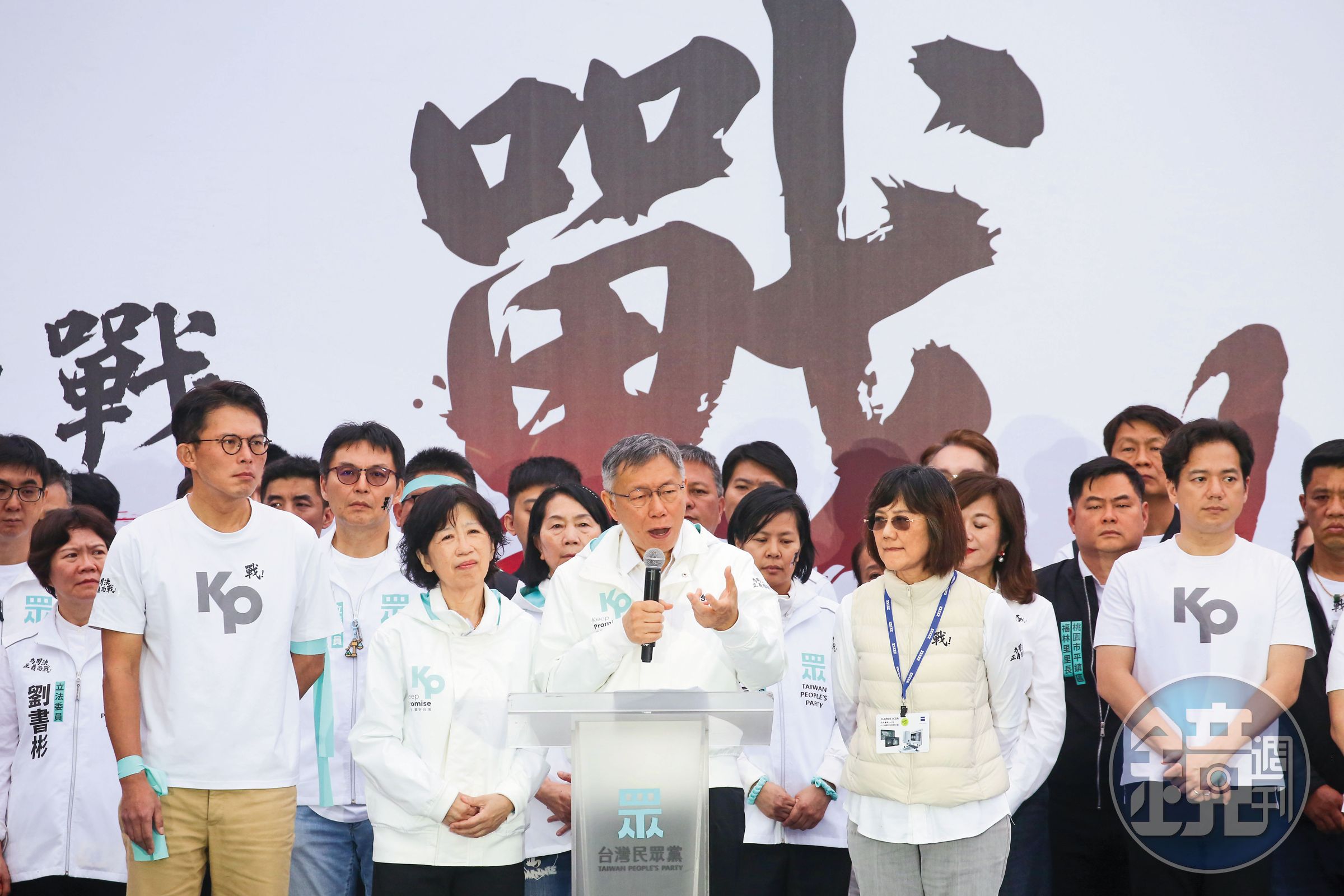 柯文哲在造勢活動對總統府大喊:「賴清德我不會屈服的。」在這一刻,柯文哲的新政治寫下完結篇。(鏡報董孟航)