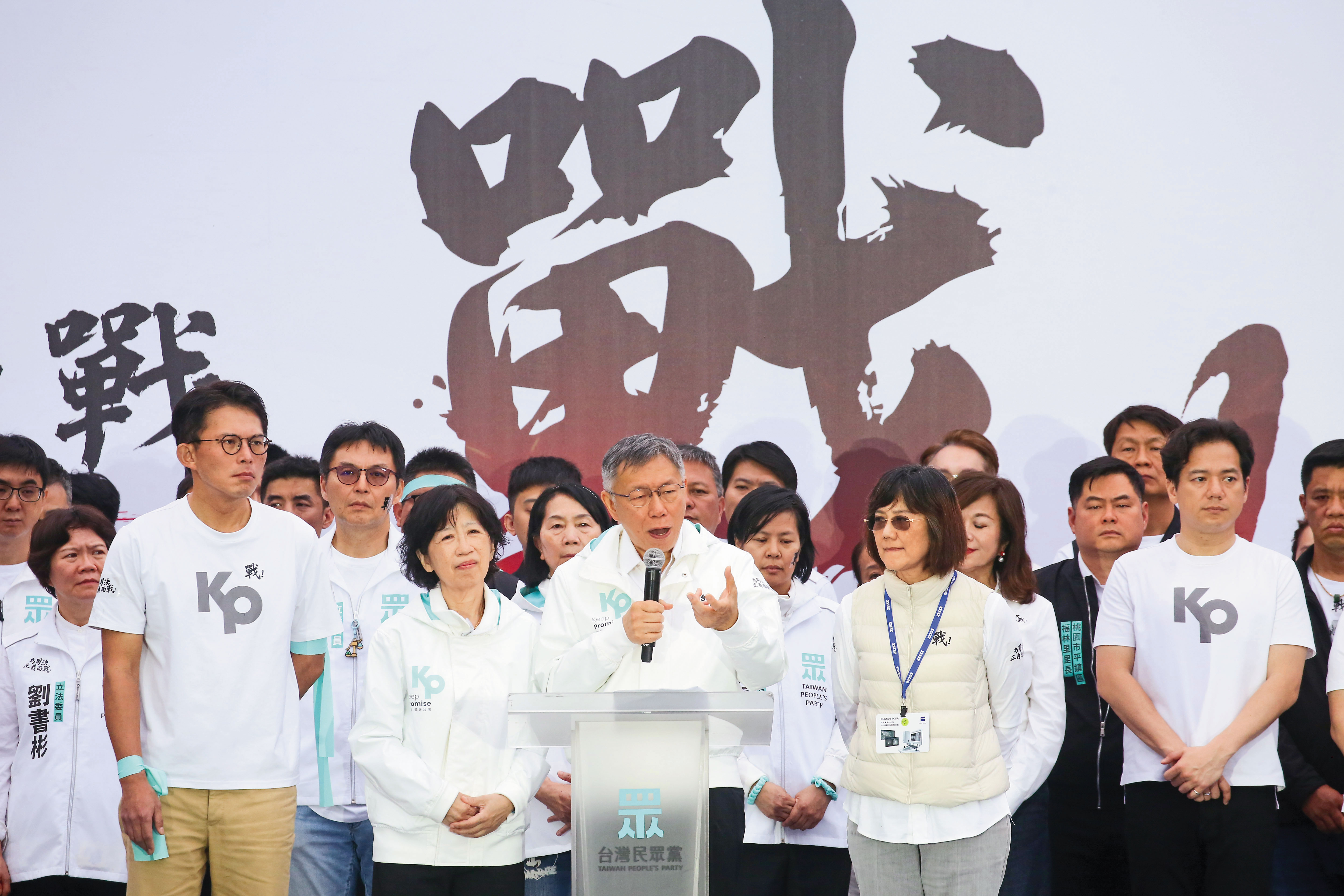 柯文哲在造勢活動對總統府大喊：「賴清德我不會屈服的。」在這一刻，柯文哲的新政治寫下完結篇。（鏡報董孟航）