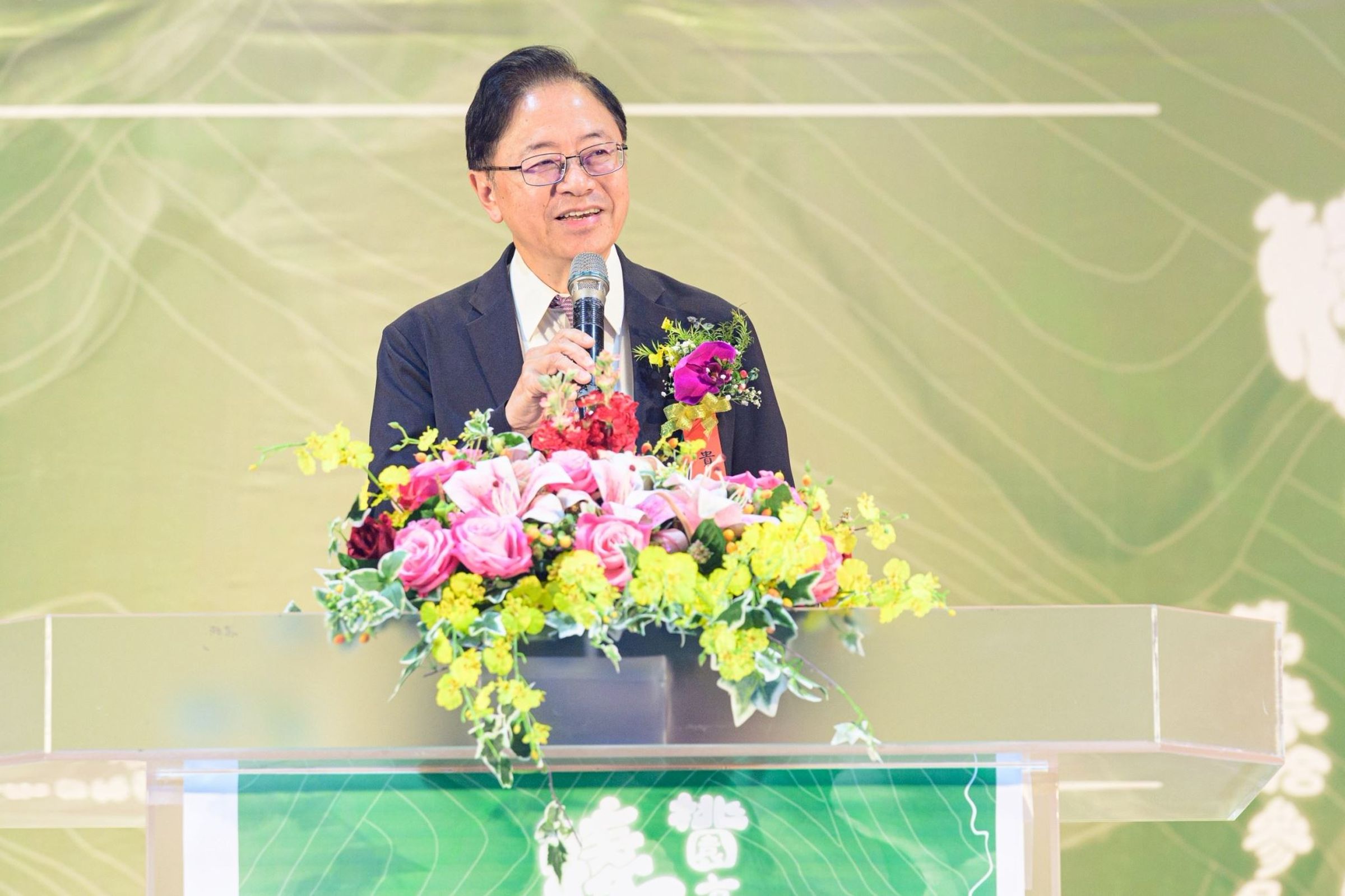 張善政日前在武陵高中的畢業典禮上,被某位畢業生喊了一句「新店市長」,此事件至今仍持續延燒。(桃園市政府提供)