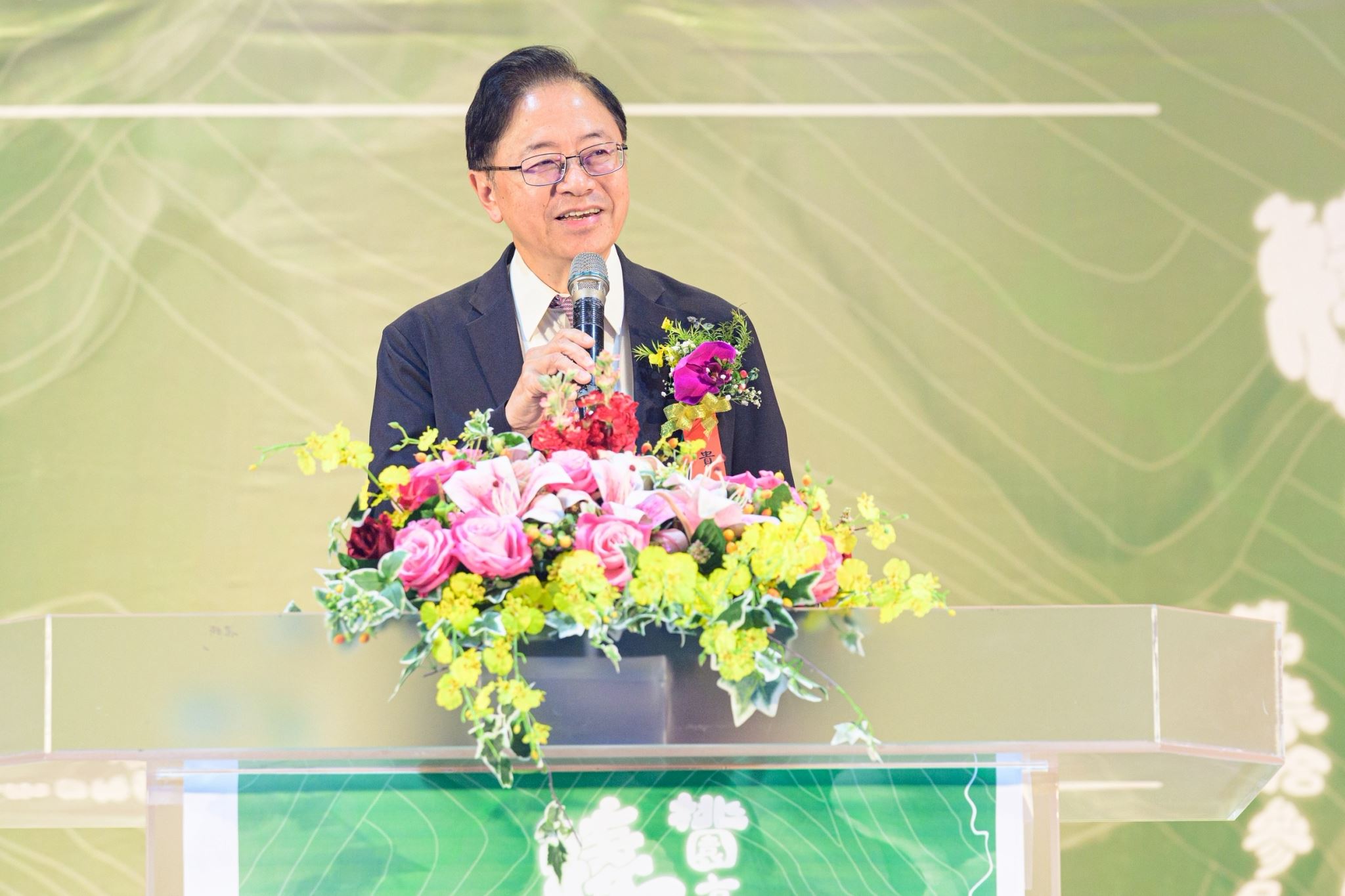 張善政日前在武陵高中的畢業典禮上，被某位畢業生喊了一句「新店市長」，此事件至今仍持續延燒。（桃園市政府提供）