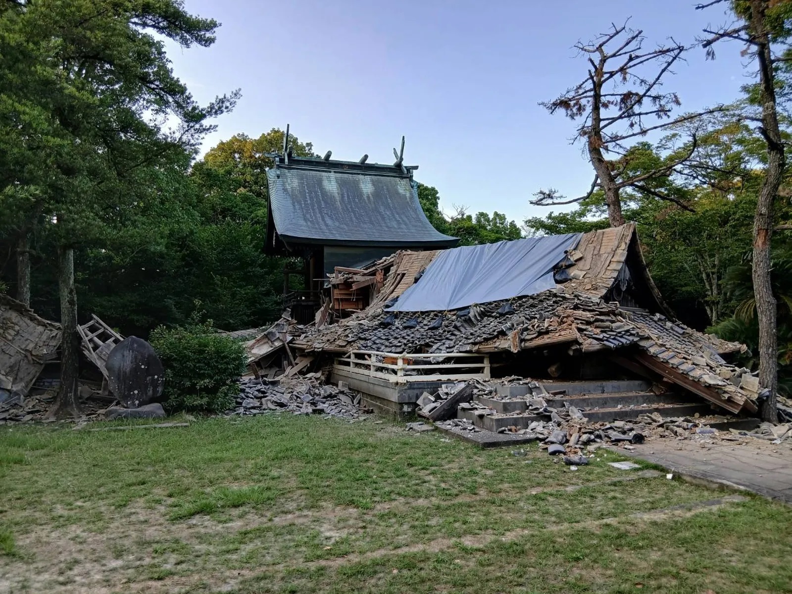 熊本縣遭遇最大震度7強震後,縣政府今公布最新統計,截至目前已有4622棟房屋受到地震影響。(翻攝自X@chiroboo6251)