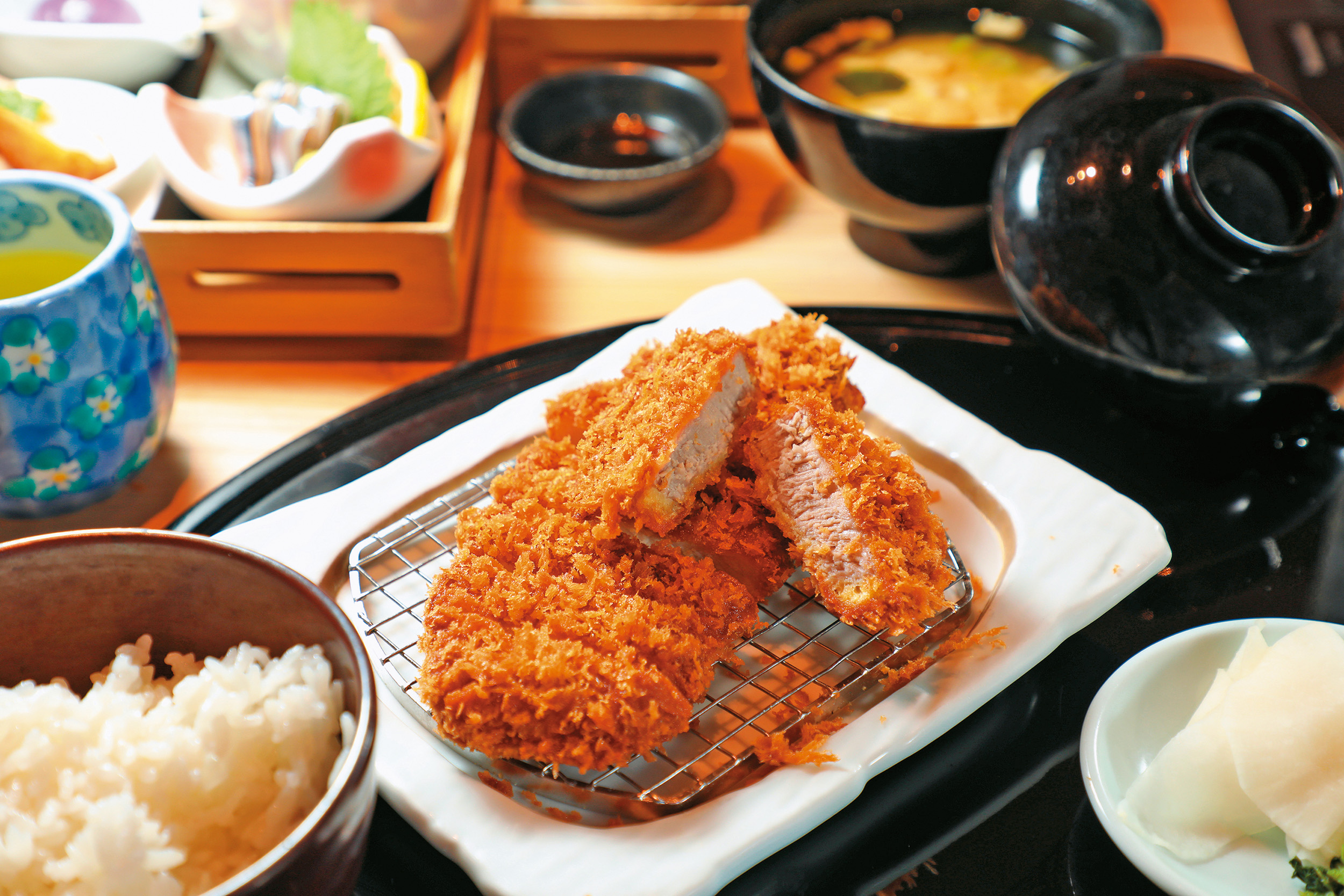 「厚切黑豬腰內肉」口感紮實,又能品嘗到豬肉油脂甘美的滋味。(2,948日圓/套餐,約NT$650)