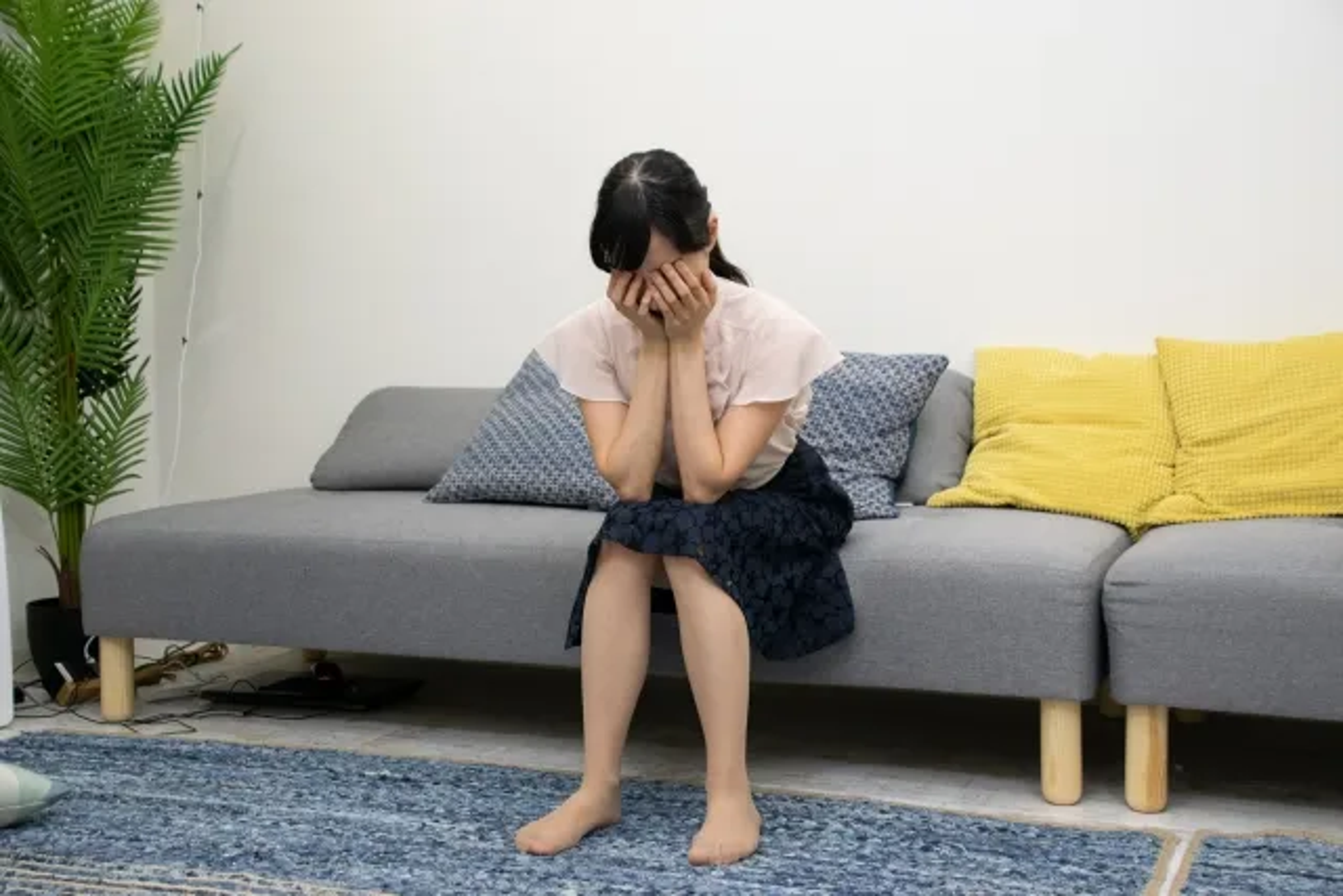 一名人妻抓包老公出軌,指控對方帶小三四處玩,甚至還在訃聞上把小三列為孝媳。(示意圖,photoAC)