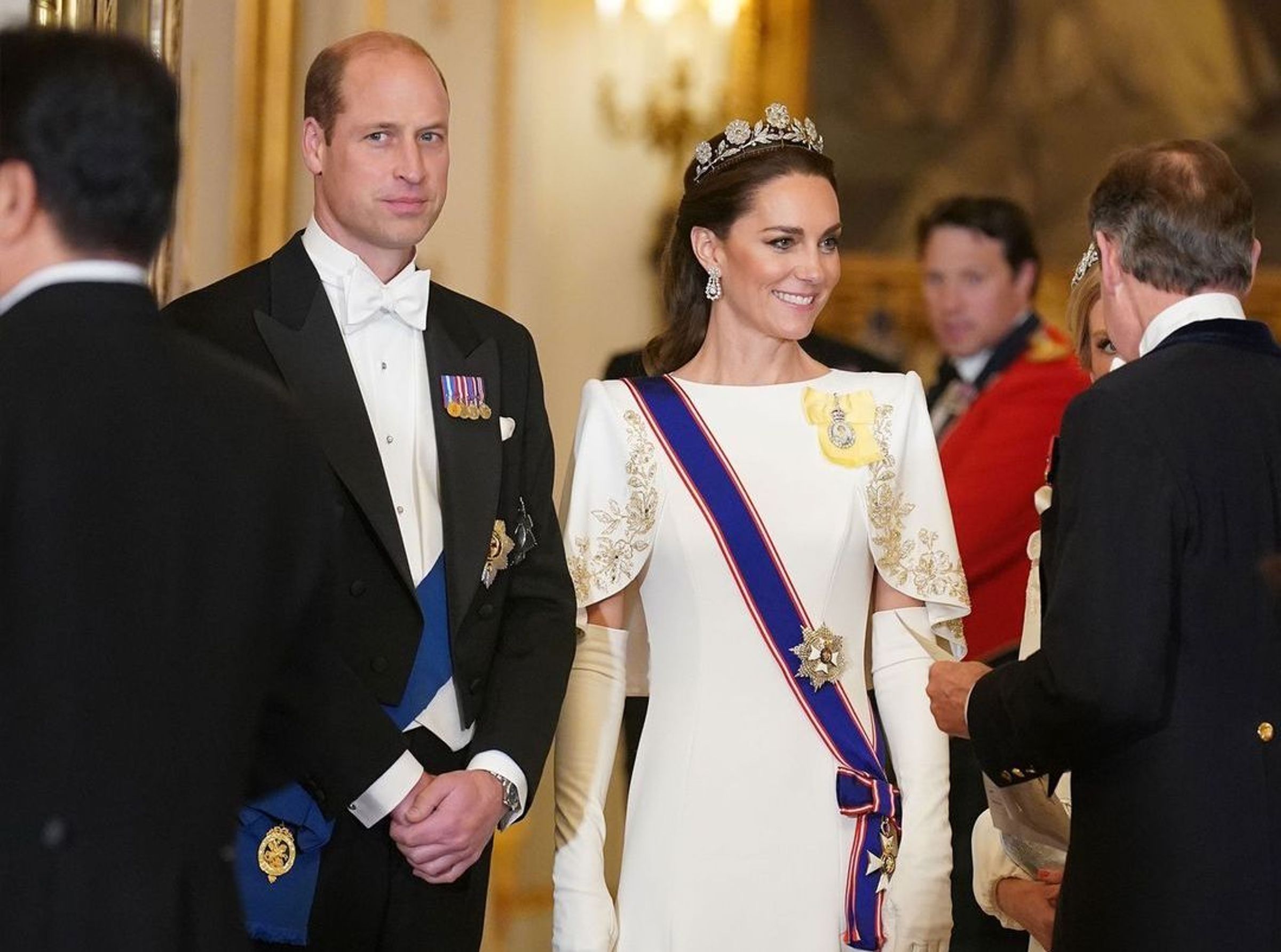 凱特王妃昨穿白色華服出席白金漢宮晚宴,頭上的王冠大有來頭。(翻攝eholmes IG)