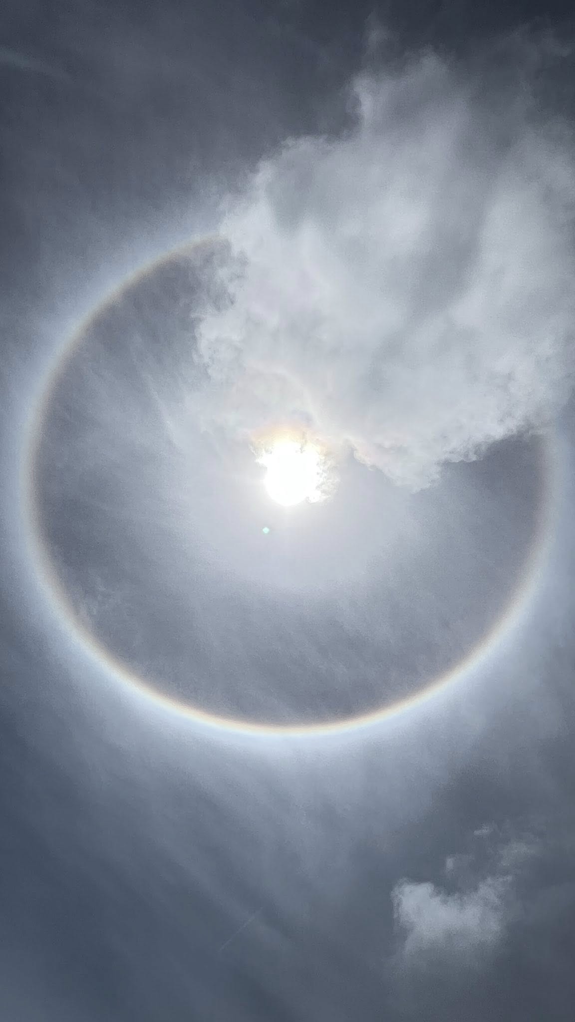 太陽被彩光光圈包圍，如神話場景降臨人間。（翻攝自臉書 @七美報報）
