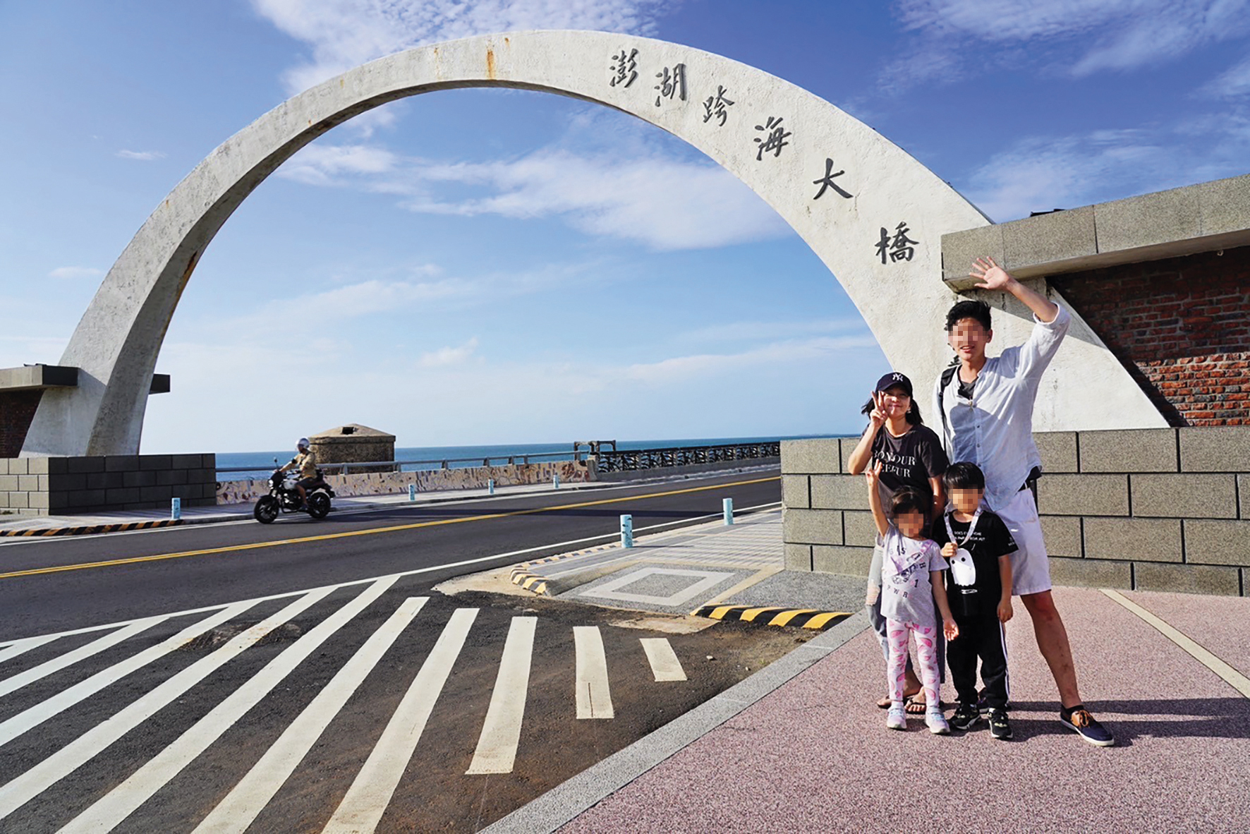 六月（後排左）以孩子的陪玩保母為由，將滑雪教練（後排右）帶在身邊，這名義看起來再合理不過。（讀者提供）