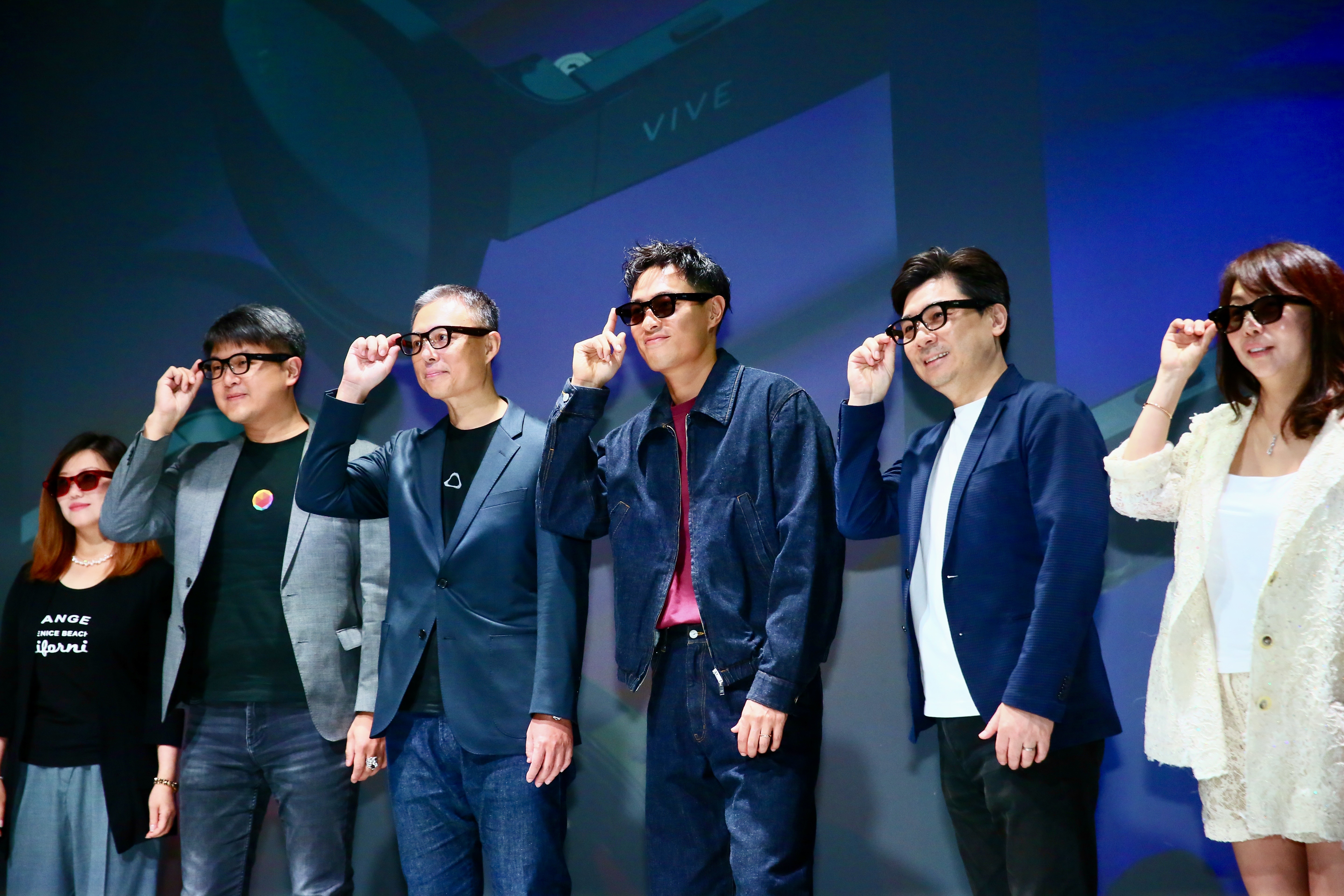 宏達電推出全新 AI 眼鏡VIVE Eagle，並請來藝人楊祐寧站台。