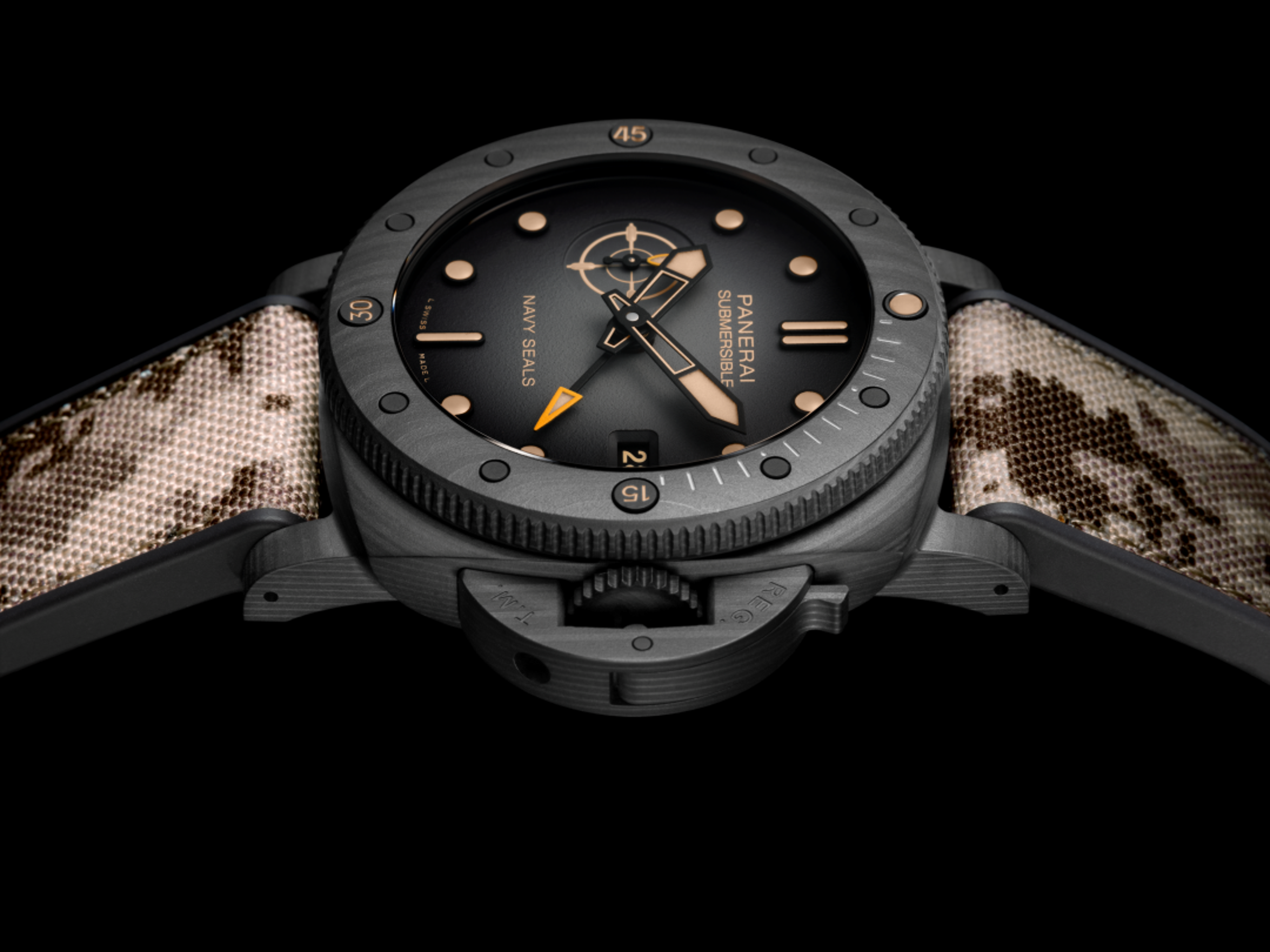 PANERAI Submersible QuarantaQuattro GMT Navy SEALs Carbotech™ PAM01513：直徑44毫米Carbotech™ 錶殼、單向旋轉Carbotech™ 錶圈；功能：時間指示、日期顯示、GMT、停秒功能；機芯：P.900 GMT自動上鏈機芯；3日儲能；防水500米；定價約NT$607,000。