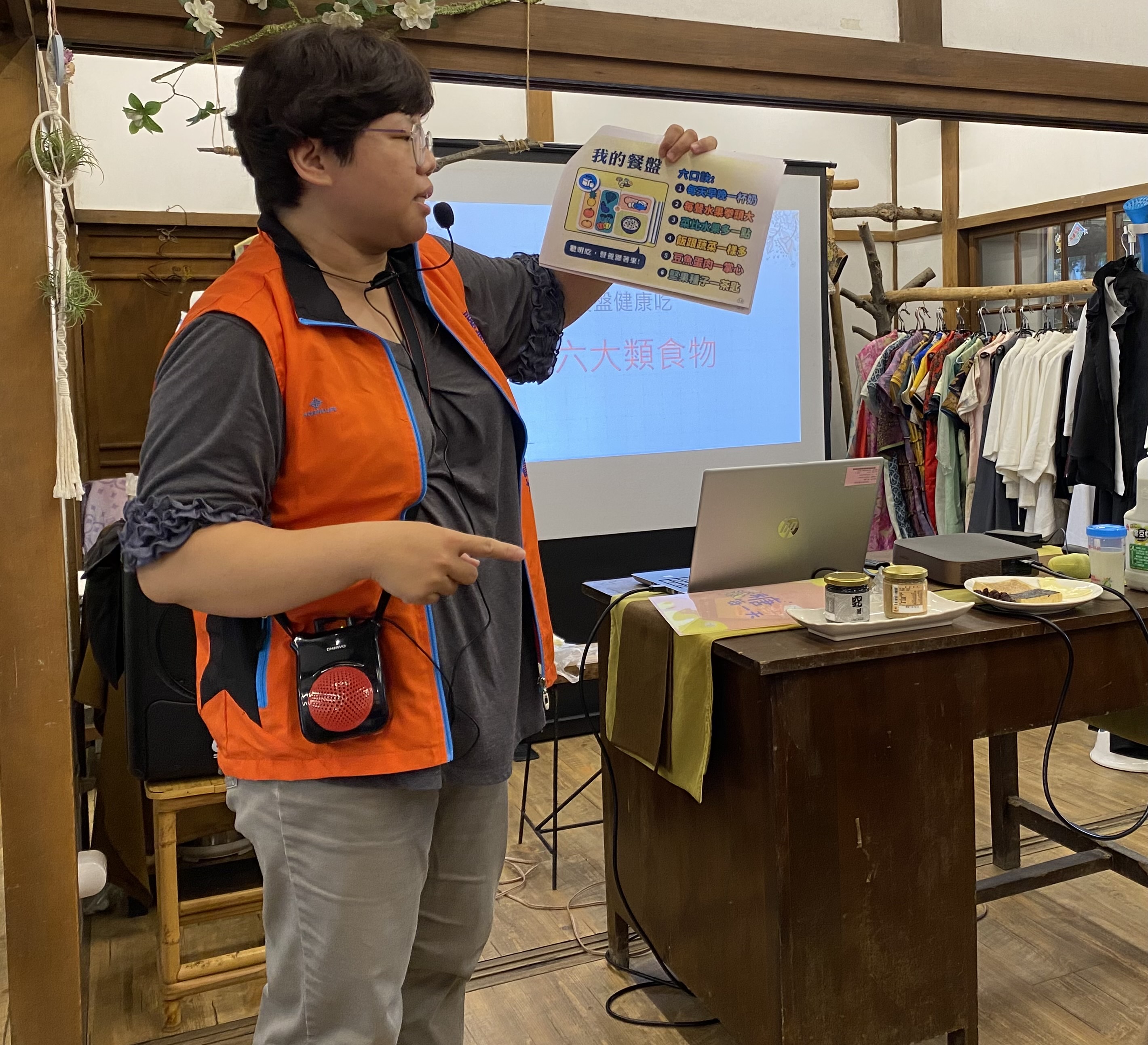 營養師陳冠臻分享「我的餐盤」6口訣，大家聰明吃，健康就會跟著來。（移民署提供）