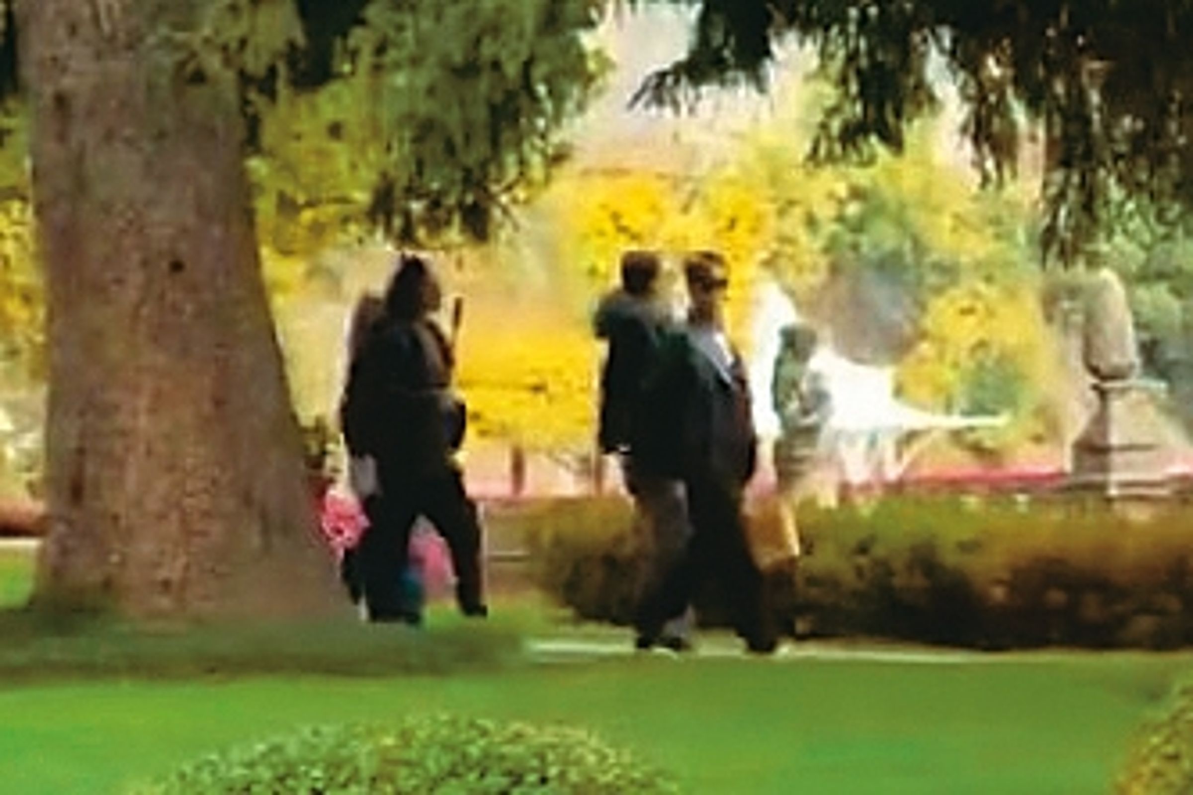 王心凌與吳克群被對岸網友直擊的畫面不少，其中包括一組散步約會的照片。（翻攝自新浪娛樂）