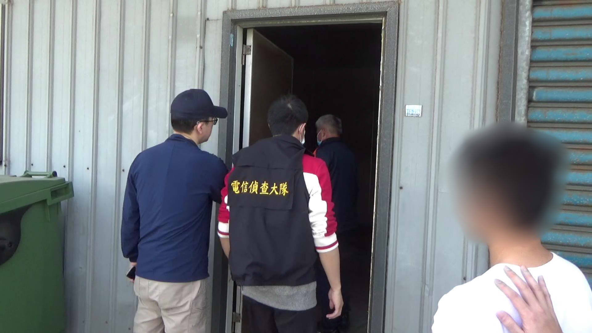 警方破門搜索詐欺水房。（警方提供）