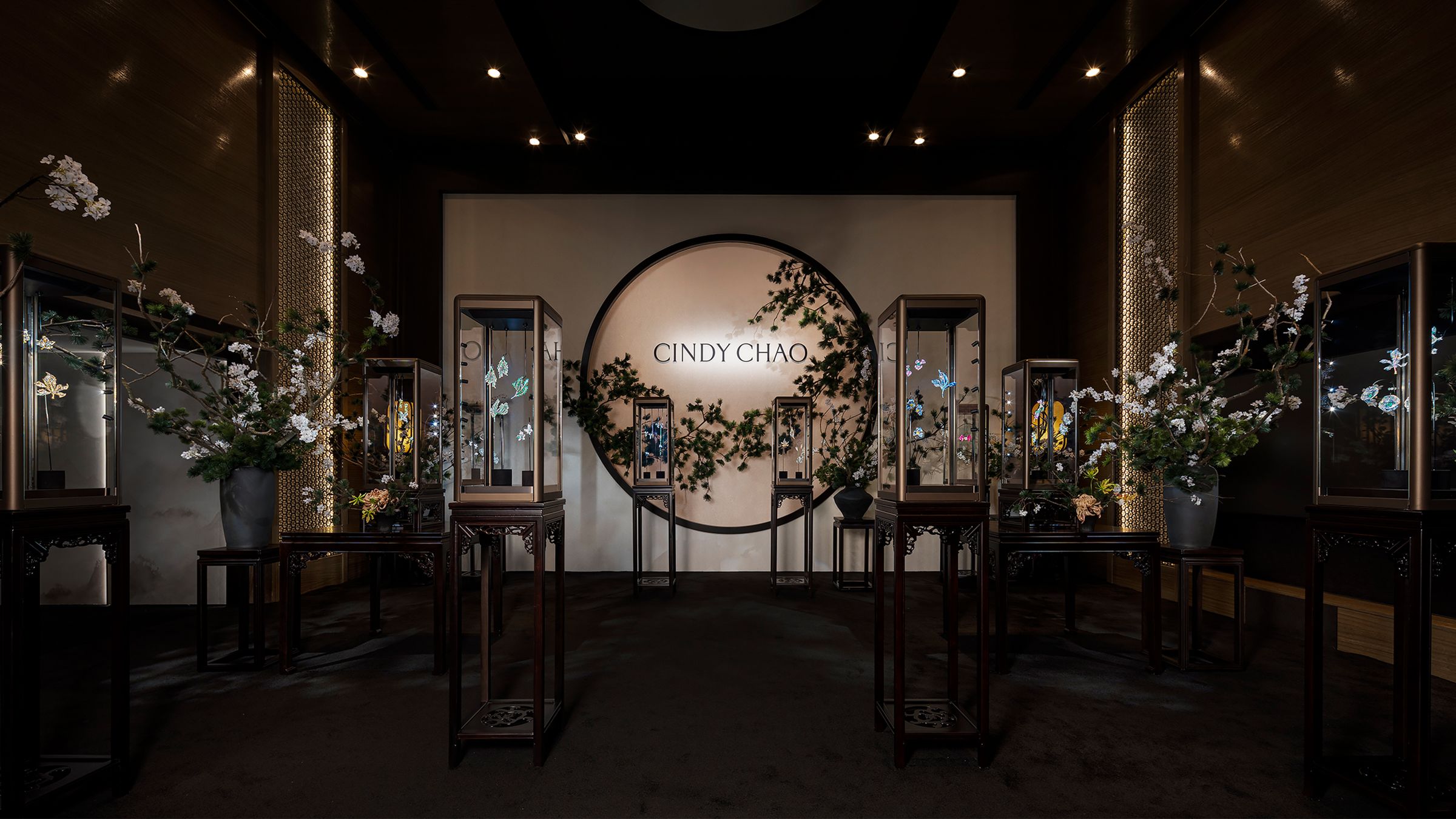 CINDY CHAO「2026年度藝術珠寶展」以東方園林為策展靈感，呼應展覽中所強調的有機線條與立體感。