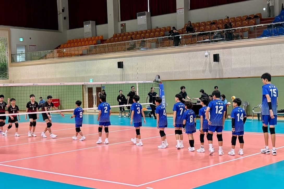 龍志勳（右）成為韓國小學排球聯盟史上最高大的選手，也被視為振興韓國男子排球的潛力股。（翻攝自韓國小學排球聯盟）