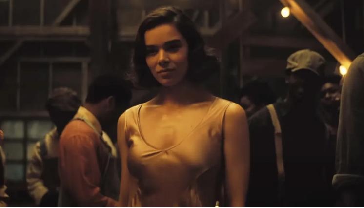 《罪人》女星海莉史坦菲德在片中展現性感。（華納提供）