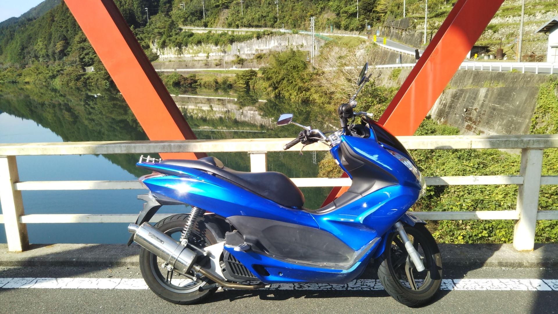 一名男子將機車違規停在紅線上，卻責怪警察開單。（示意圖，取自PhotoAC）