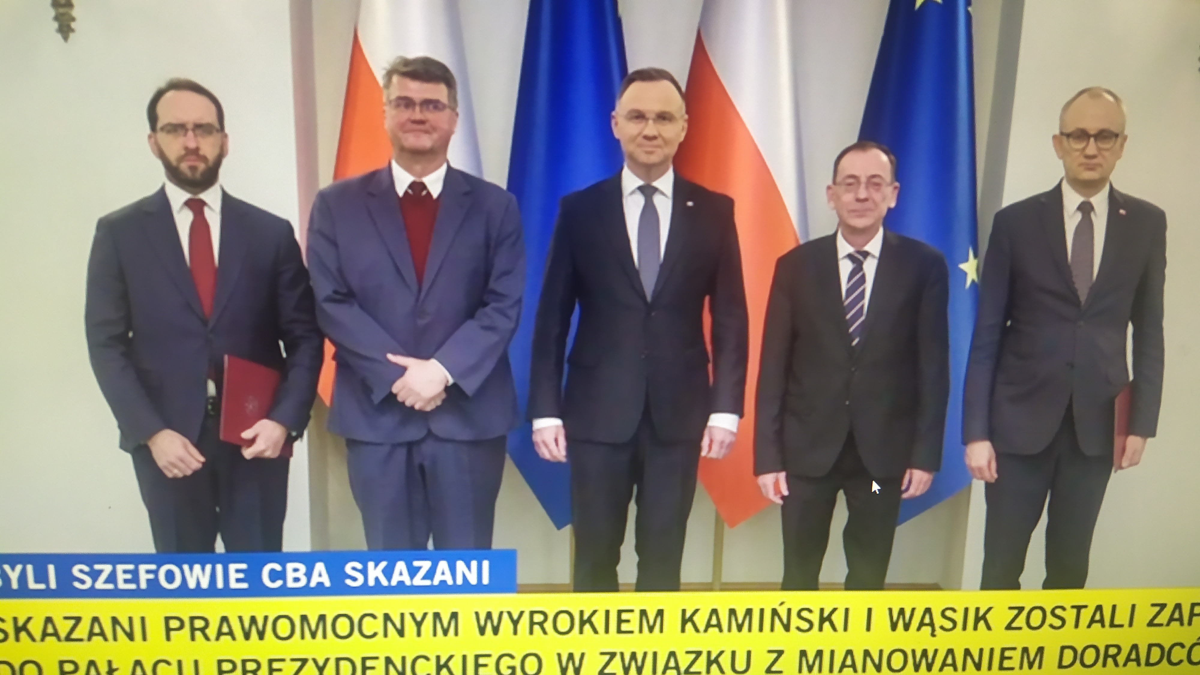 卡明斯基（右二）與瓦席克（左二）躲在總統杜達（中）的官邸，躲避警方逮捕。（翻攝自推特@speedy5_3）