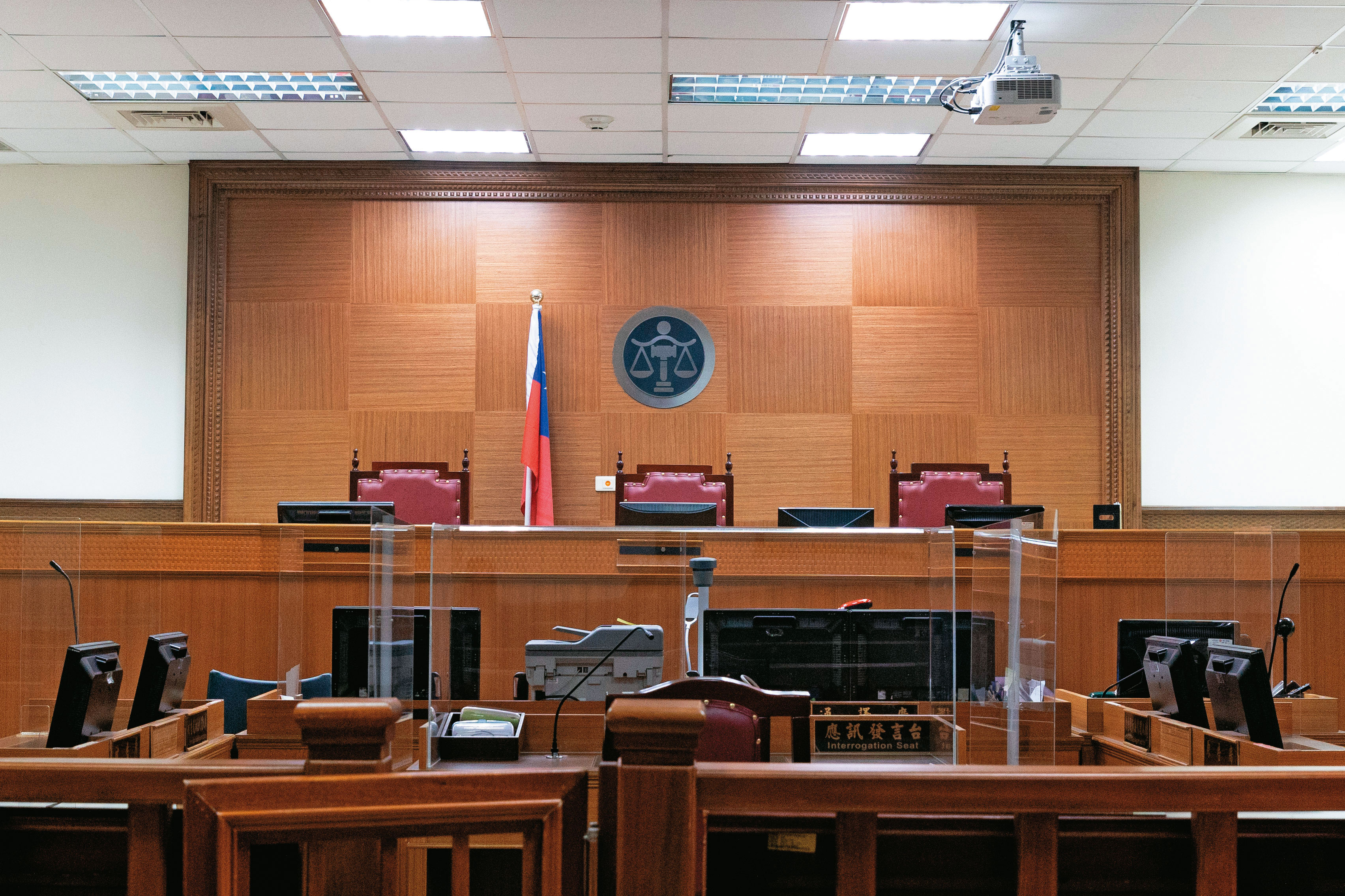 投訴人批A男劈腿多女，毀人家庭，卻繼續在法院擔任要職，有辱官箴。（本刊資料照）