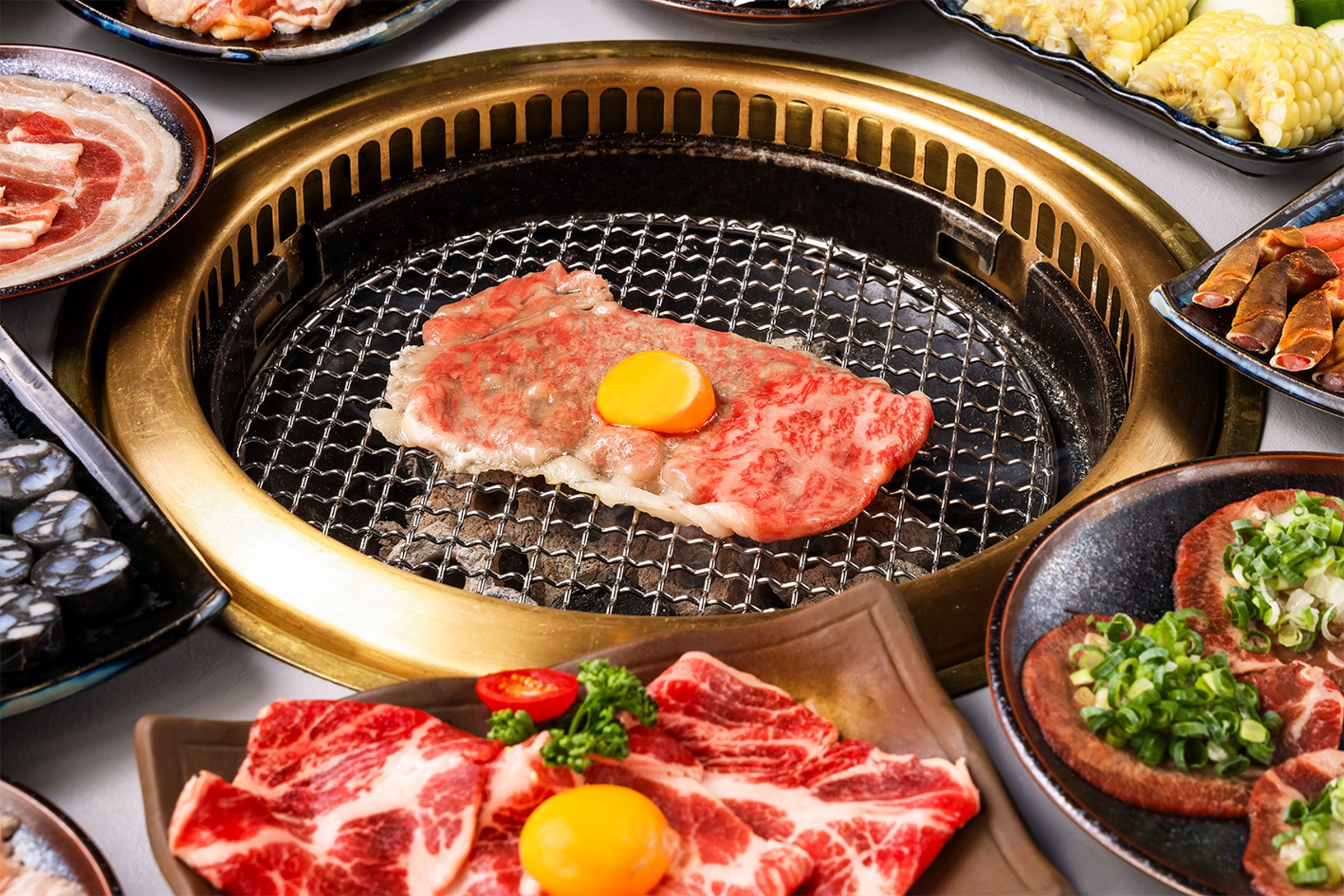 胡同燒肉在中秋前夕推出「胡同月見賞牛雙人套餐」,共精選13道肉品。(3,888元/雙人套餐)(胡同燒肉提供)