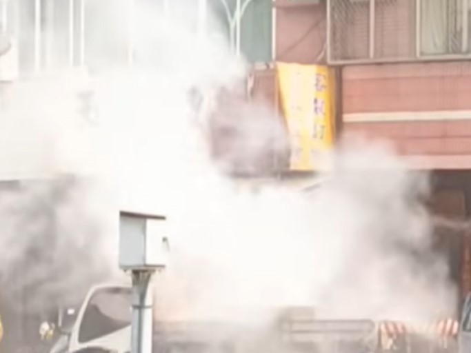 一輛載運大量廢棄手機鋰電池的小貨車後車斗突然起火燃燒，波及一旁金香舖招牌。（翻攝畫面）