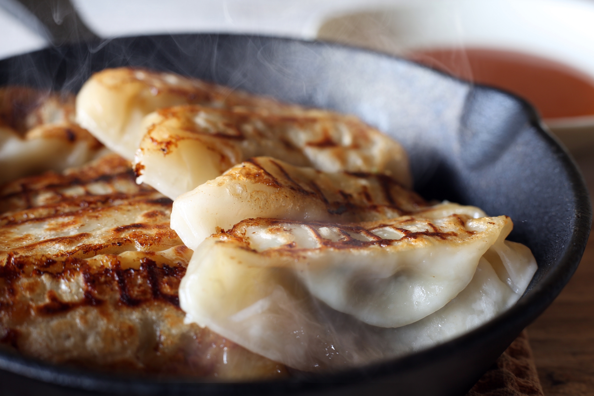 李男因購買到焦黑的煎餃，竟多天跑去攤位大鬧，最後被法官重罰8000元。（示意圖，photoAC）