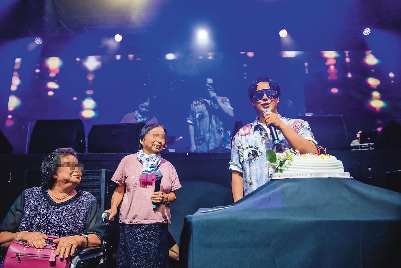 在「18啦forever生日公益演唱會」尾聲，蕭媽媽（左）驚喜現身送上生日蛋糕，為蕭煌奇（右）慶祝48歲生日，讓他又驚又喜。（翻攝自蕭煌奇臉書）