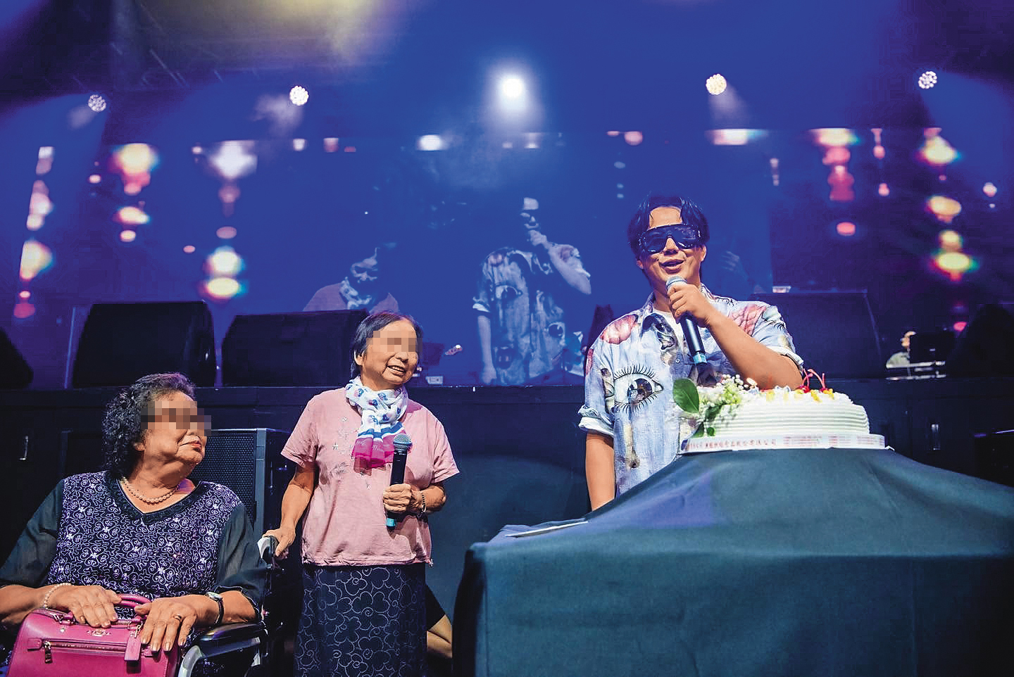 在「18啦forever生日公益演唱會」尾聲,蕭媽媽(左)驚喜現身送上生日蛋糕,為蕭煌奇(右)慶祝48歲生日,讓他又驚又喜。(翻攝自蕭煌奇臉書)