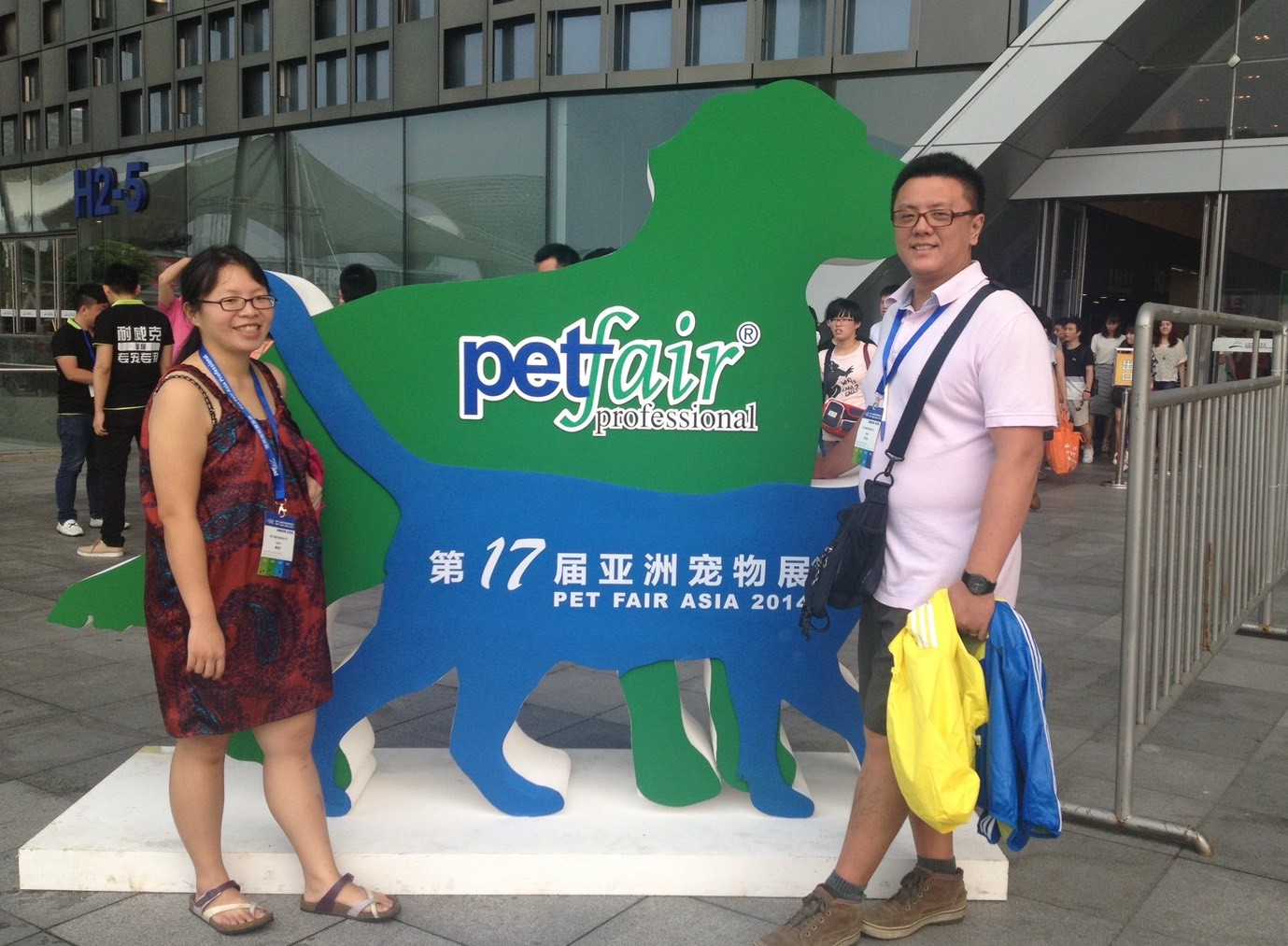 夏綾那是工作狂，懷孕時仍與老公飛中國參加亞洲寵物展。疫情前，臭味滾在中國曾有18個省代理。（臭味滾提供）