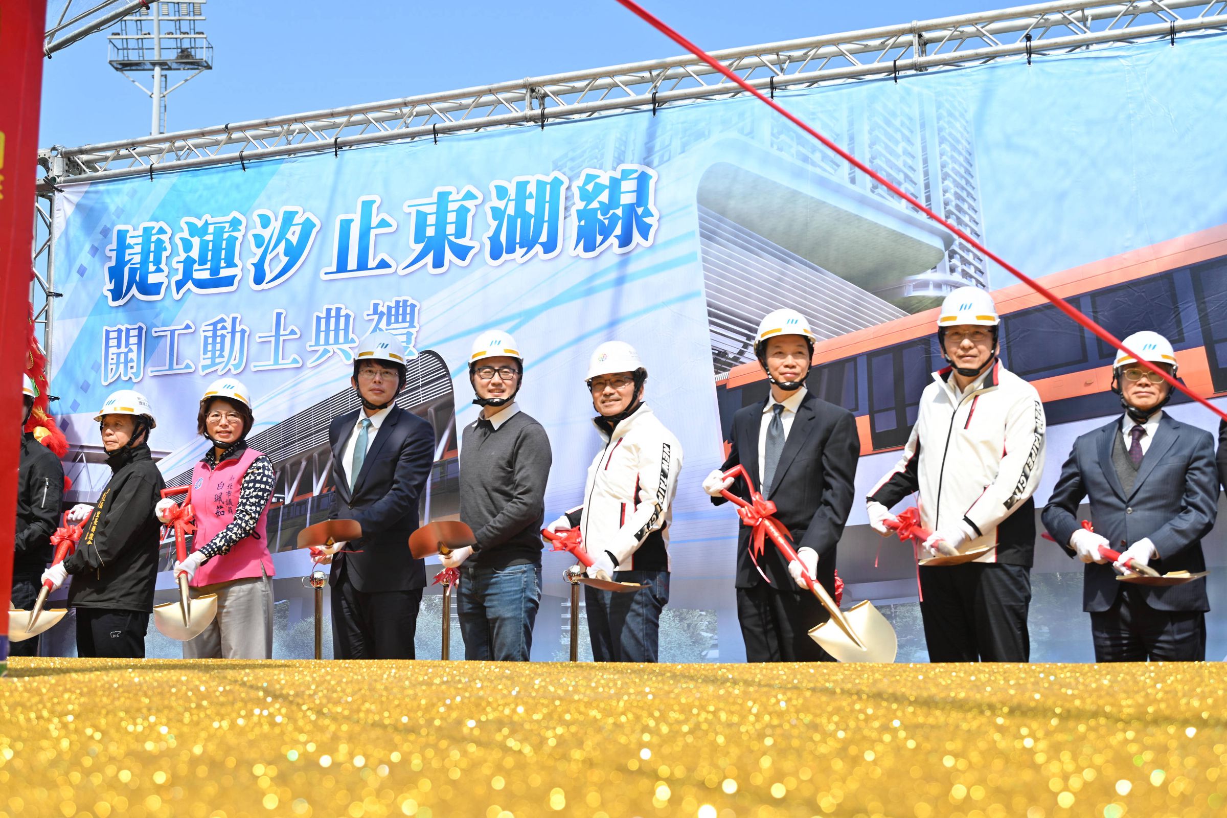 黃國昌今與侯友宜在捷運汐東線的開工典禮同台,被問到新北市府不肯借場地的事情僅說自己的話被加油添醋。(新北市政府提供)