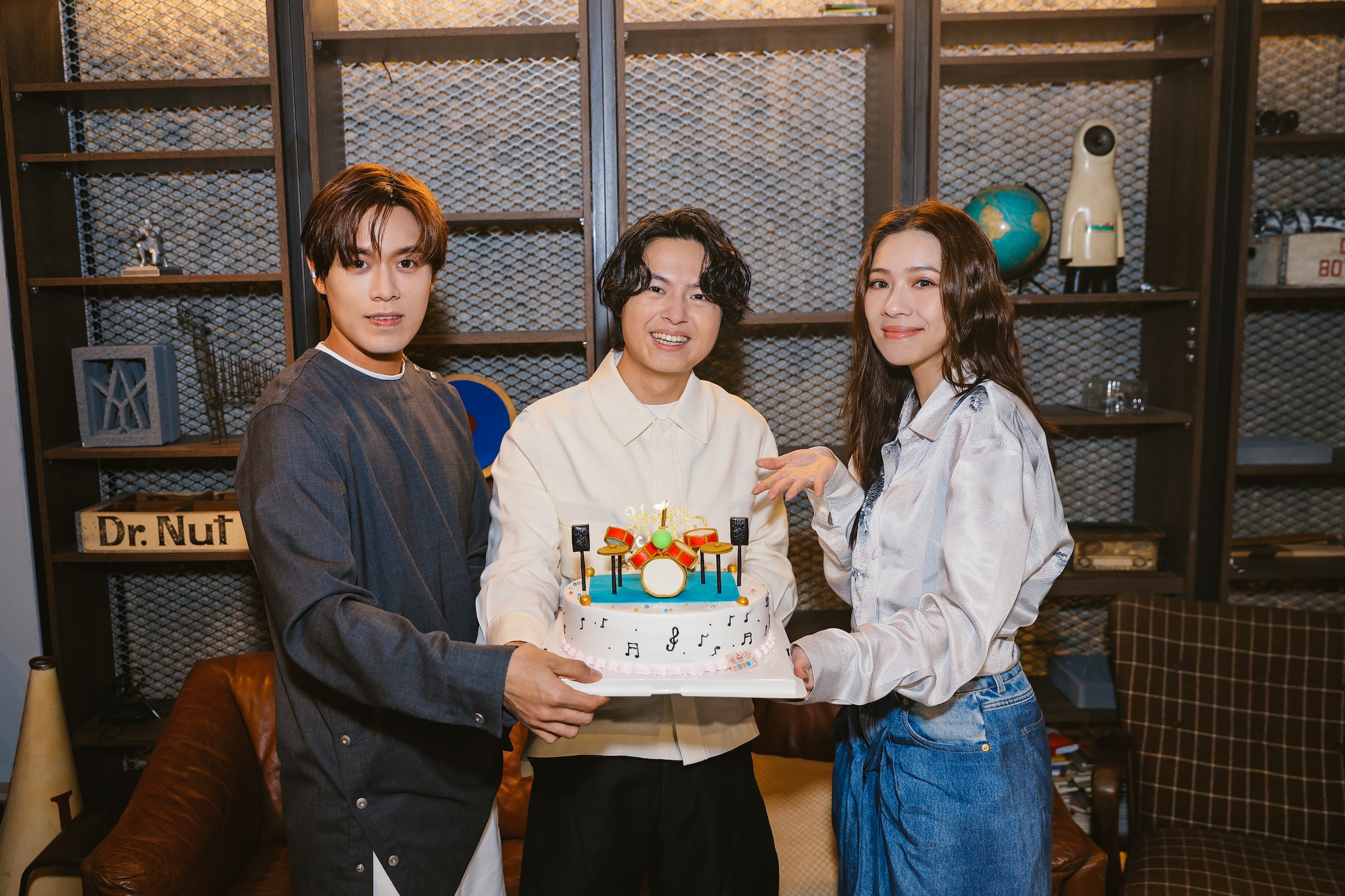 雲安（左）、犬青（右）為哲謙生日訂製「爵士鼓蛋糕」。（相信音樂提供）