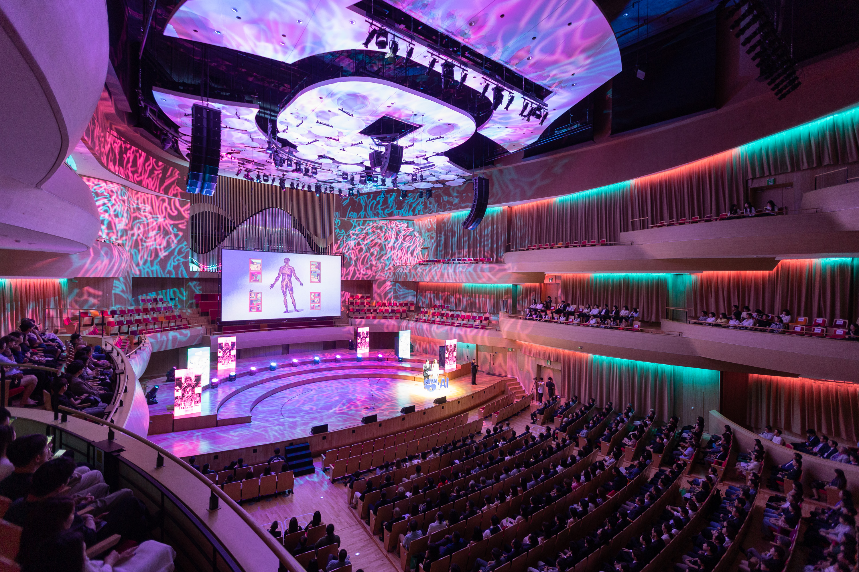 第28屆富川國際奇幻影展選在去年剛落成的富川藝術中心開幕，現場透過影片和聲光效果增添主打的奇幻氛圍。（BIFAN提供）