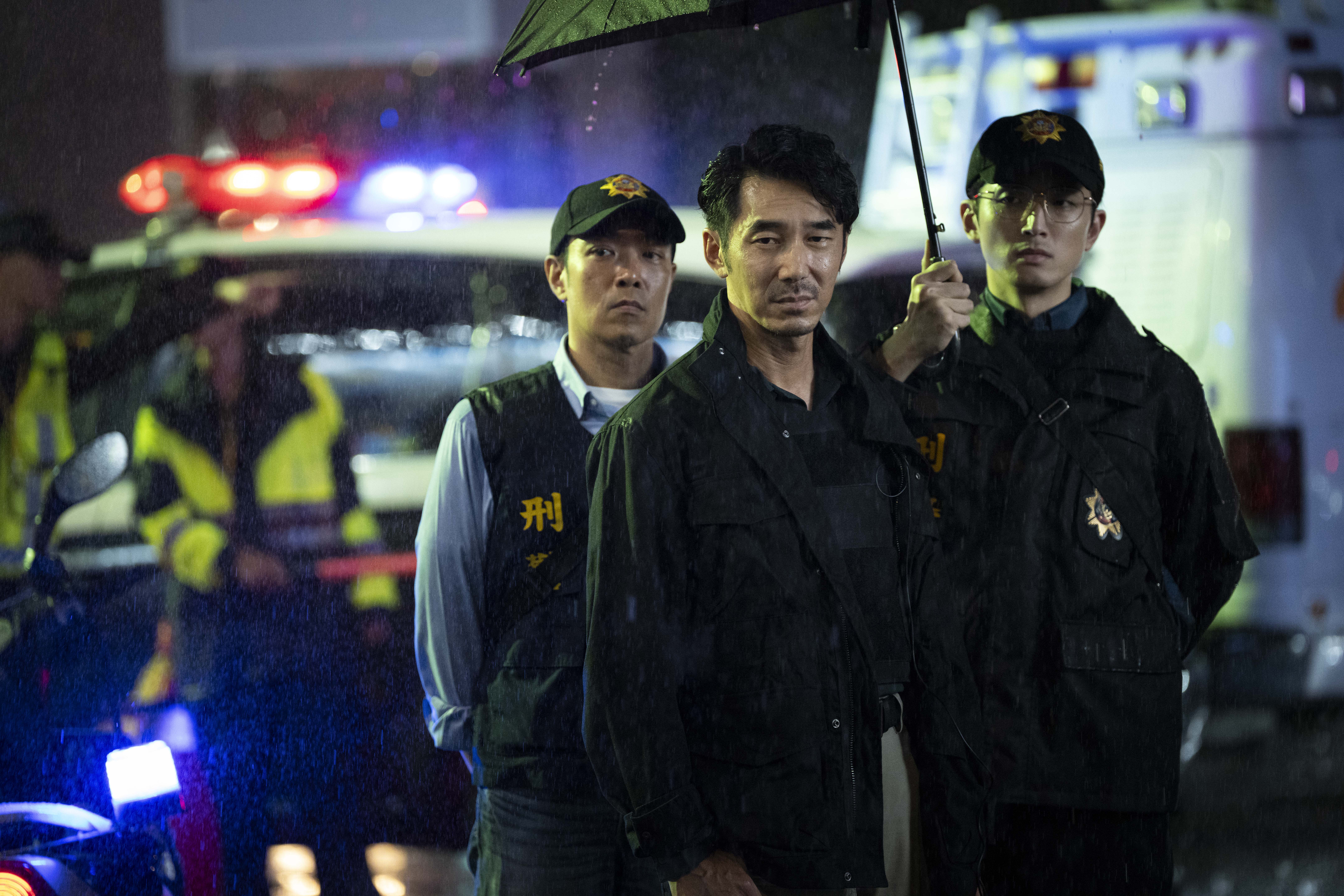 片中飾演警察的李李仁曾透露在虛擬棚拍戲，就跟真的在高鐵上一樣有微晃感。（華影提供）
