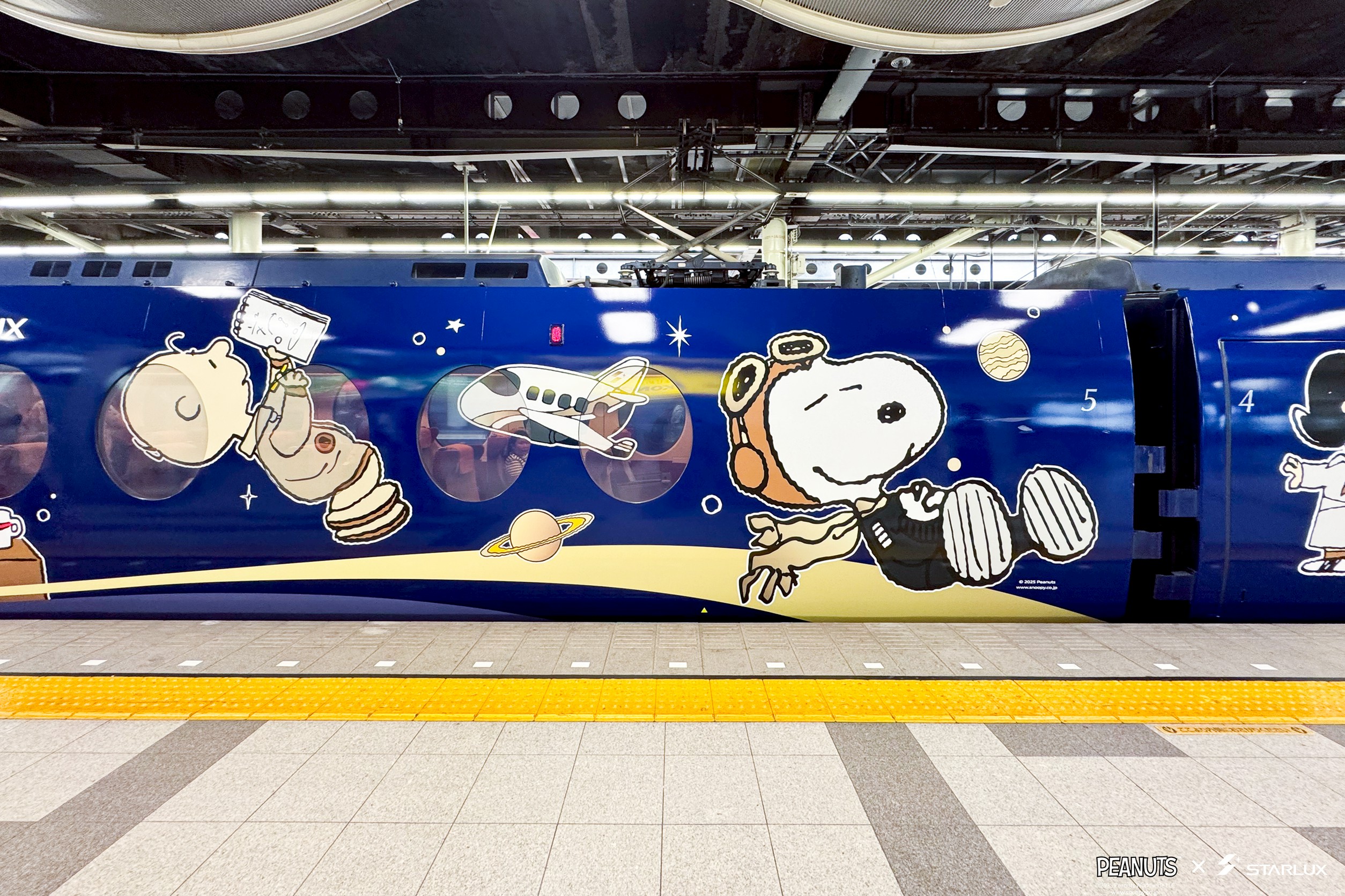 日本南海電鐵推出SNOOPY主題塗裝列車「Rapi:t」,以太空人造型亮相,預計行駛至2025年12月中旬。(星宇航空提供)