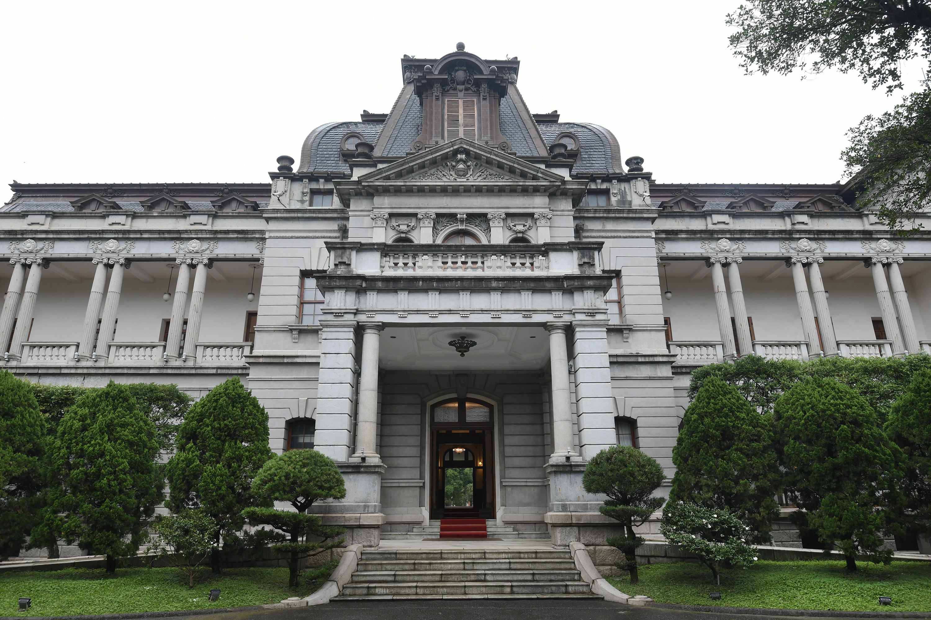 當年台灣總督官邸（現今台北賓館），重組希臘羅馬古典建築元素，成為權力的象徵。（十月影視提供）