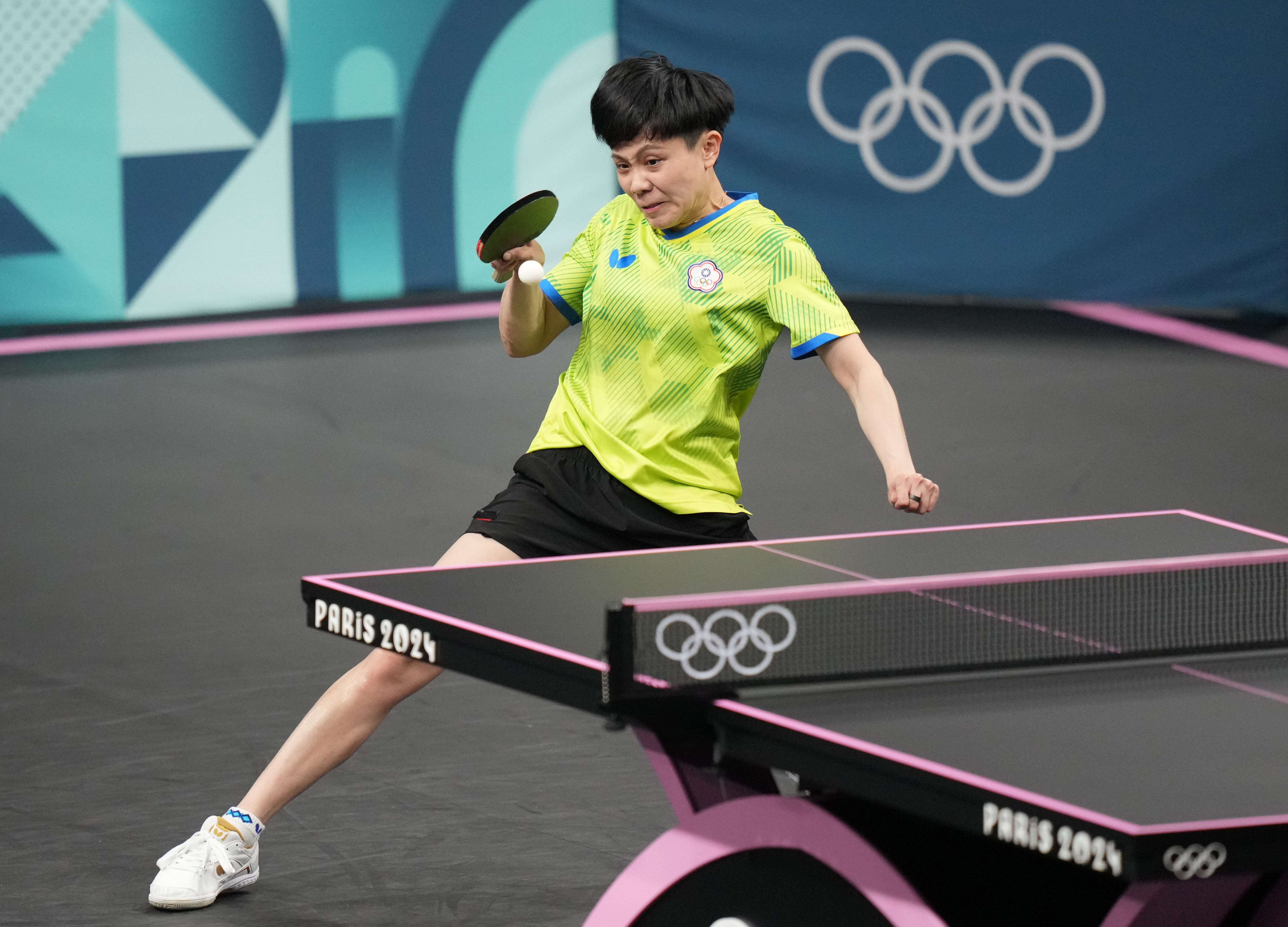 鄭怡靜在16強賽事中，輕鬆擊敗了波蘭黑馬芭約爾，而這場8強硬仗，對上了世界排名第一的中國孫穎莎。（中華奧會提供）